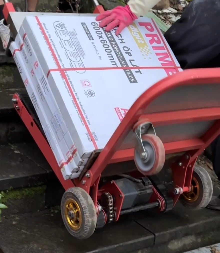 【老虎機器進料】專營民宅進退料、機器進料，專業承包工程進退料，磁磚、建材、爬樓機、爬梯機、搬運機