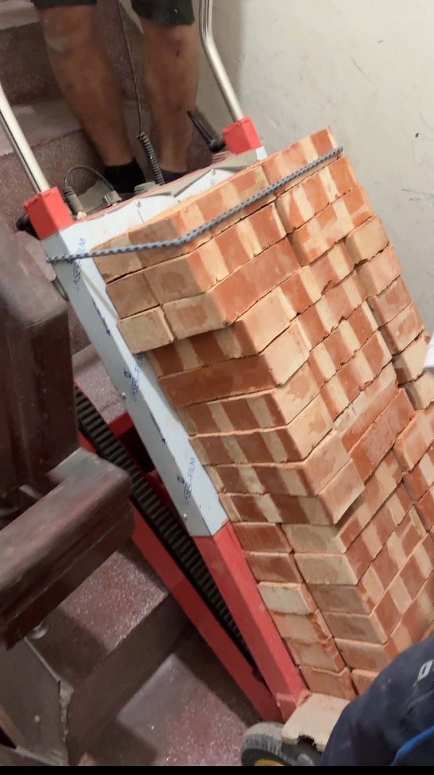 【老虎機器進料】專營民宅進退料、機器進料，專業承包工程進退料，紅磚、建材、爬樓機、爬梯機、搬運機