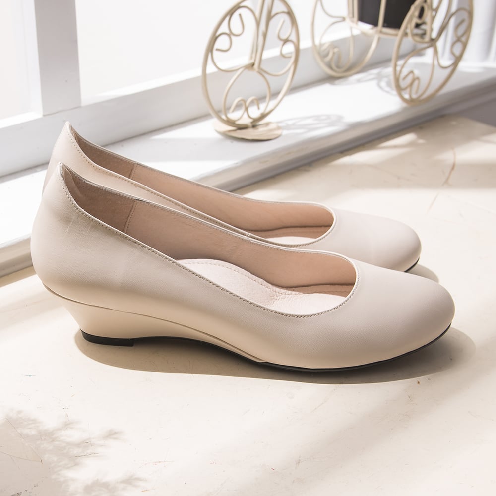 karine(MIT台灣製)全真皮圓頭素面楔型鞋-米白色