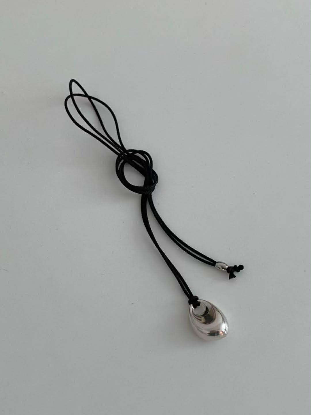 銀色墜飾黑繩長鍊 ( 少量現貨 )