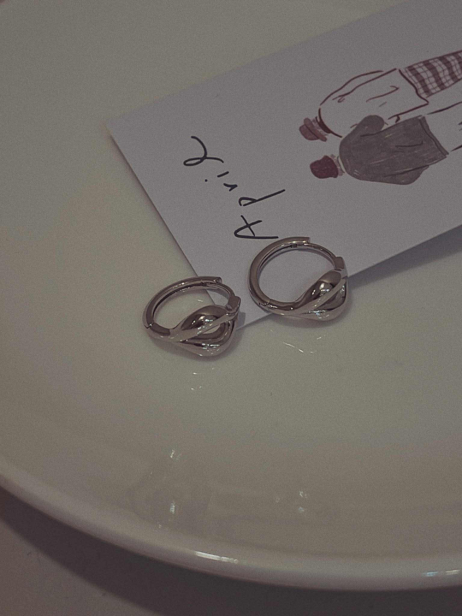 銀色雙線交疊耳環