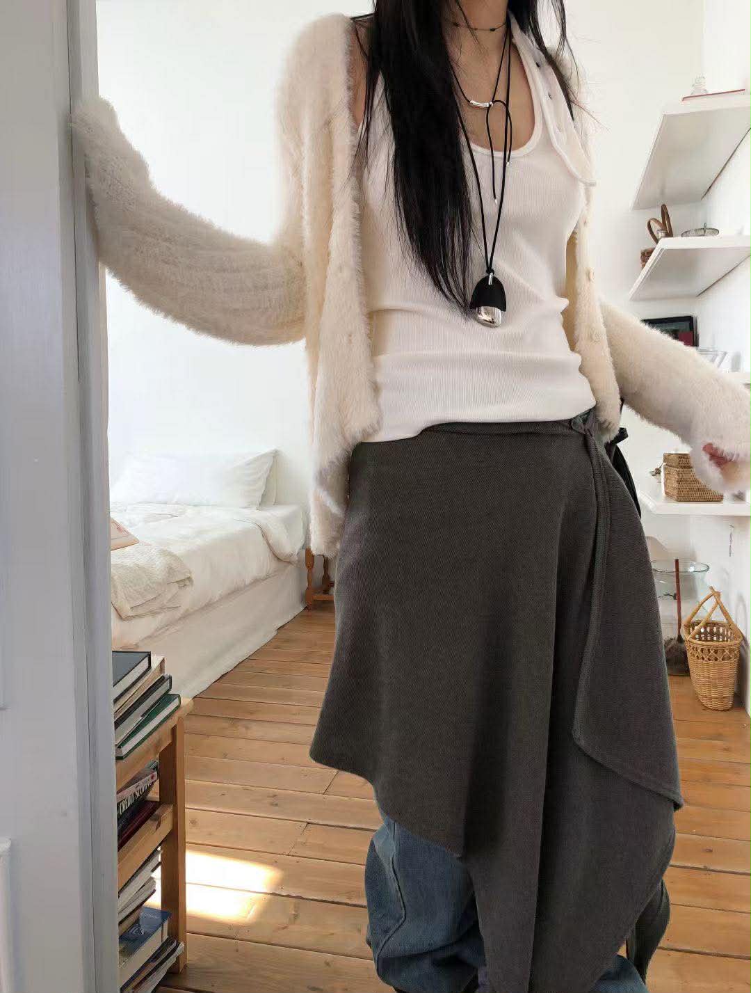 彈性直紋繞頸背心 ( 白色/灰色 ) 彈性直紋繞頸背心 ( 白色/灰色 )