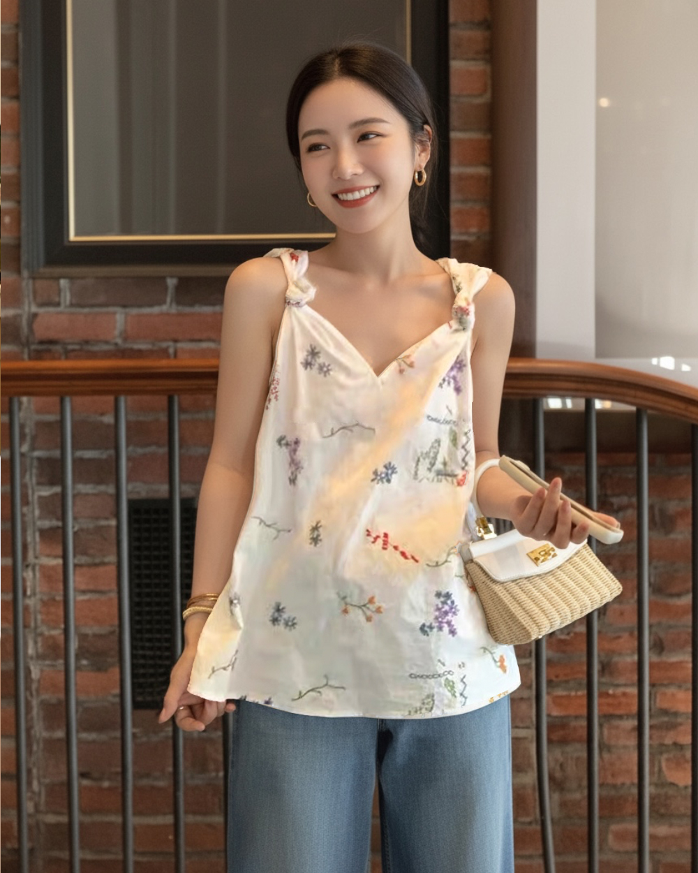 V領刺繡花朵背心-杏