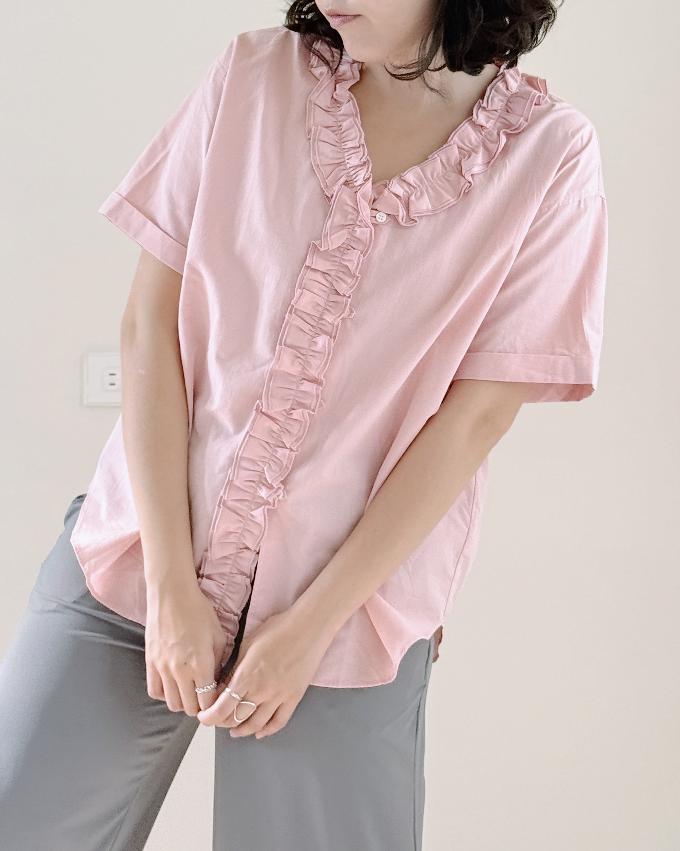 荷邊褶飾V領上衣
