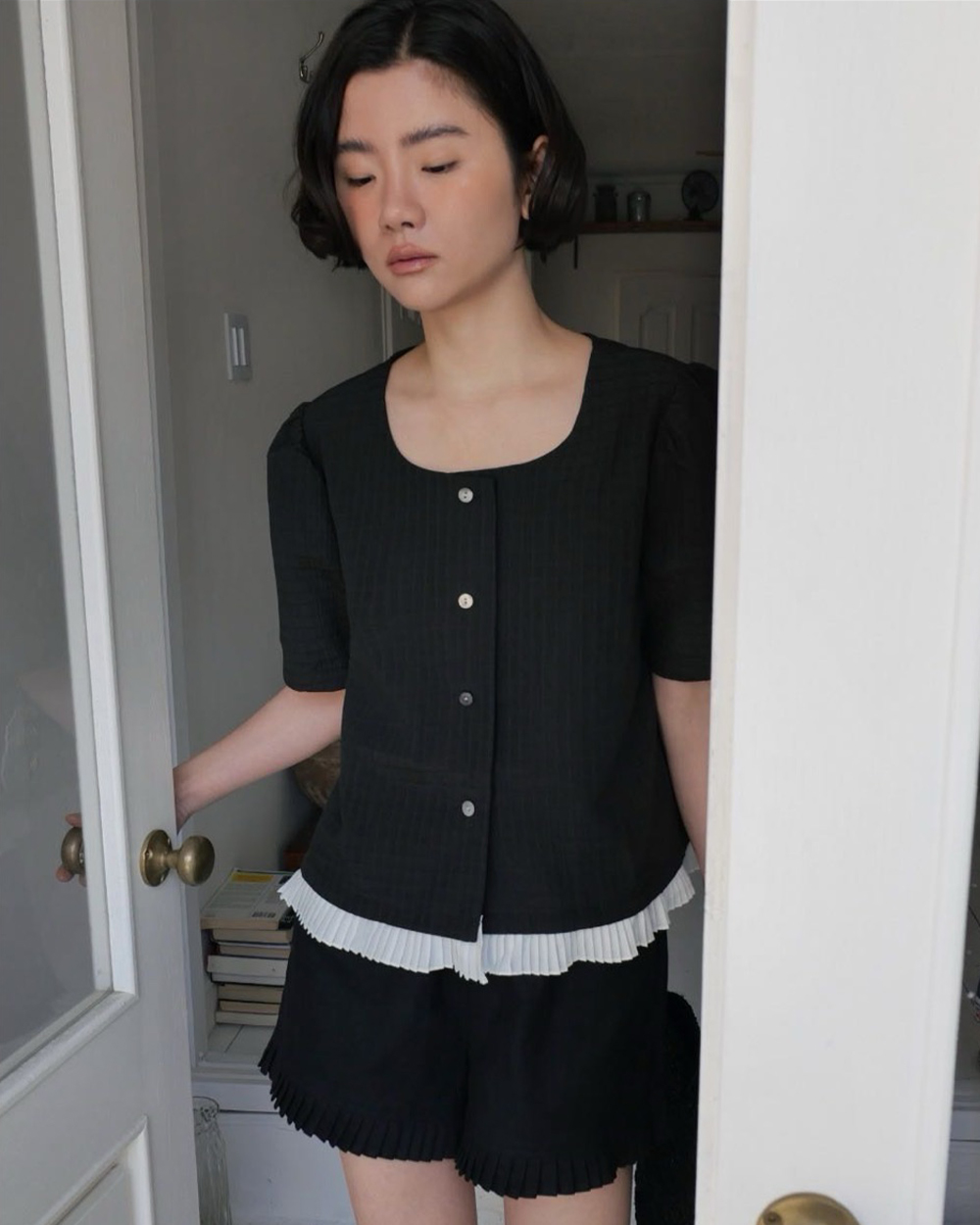 直紋緹花苞袖釦衫-黑