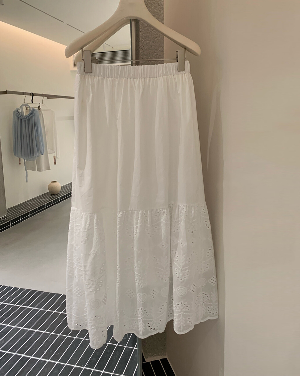 布蕾絲鬆緊A字裙-白