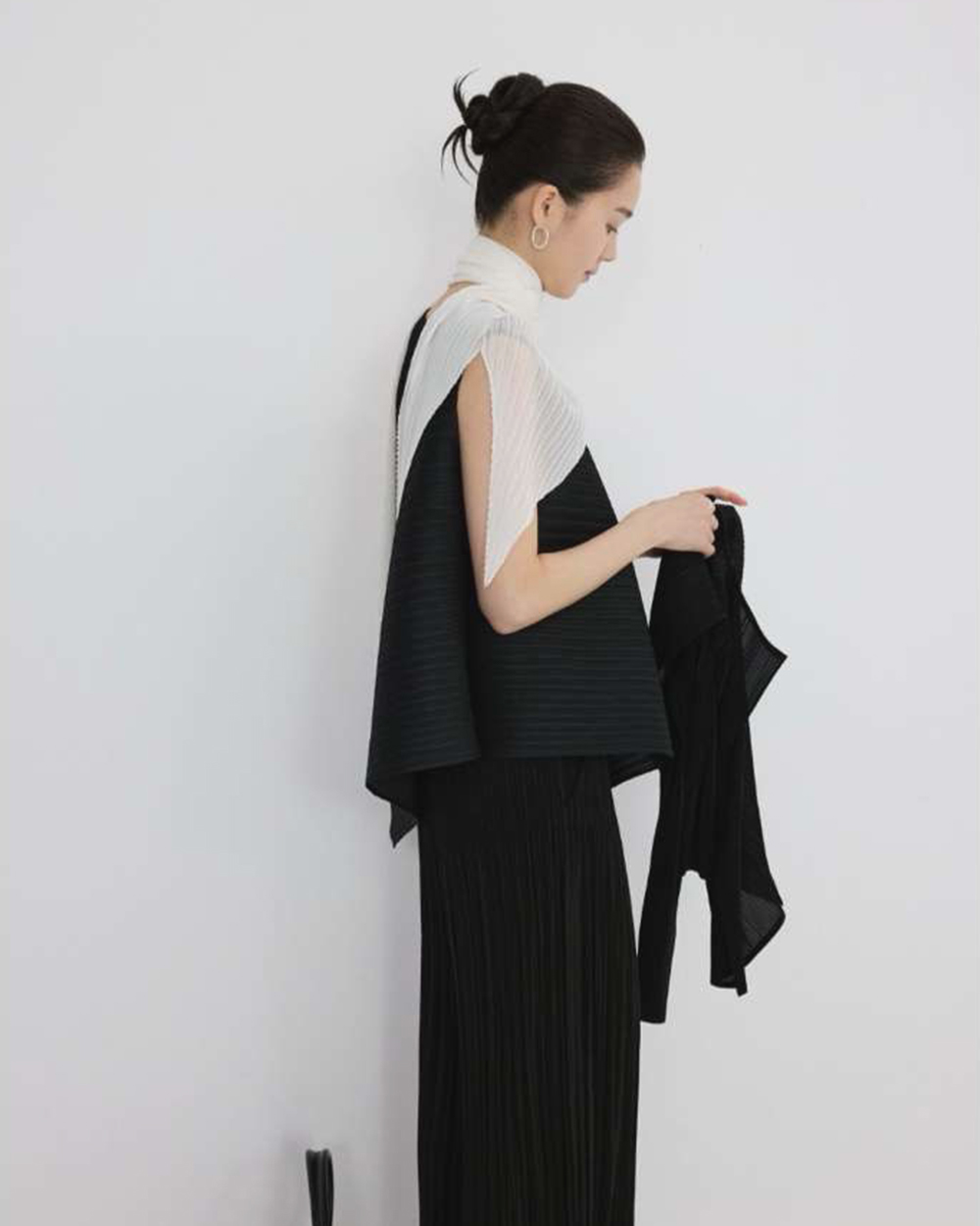 不對稱壓褶無袖上衣-黑