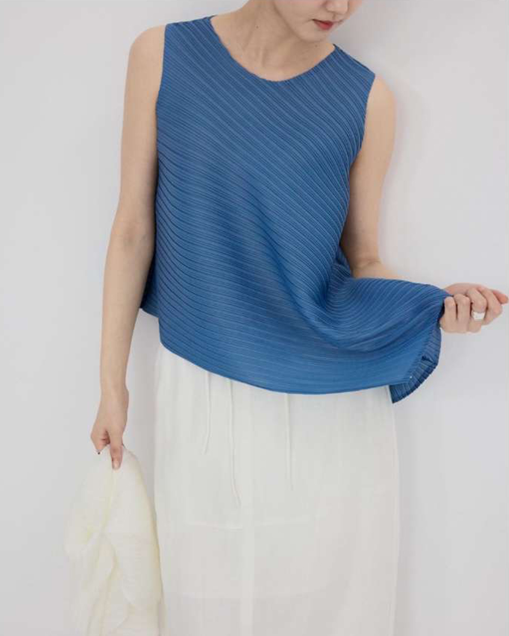 不對稱壓褶無袖上衣-藍