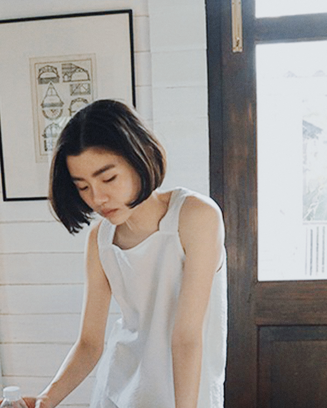 方領剪裁設計洋裝-杏