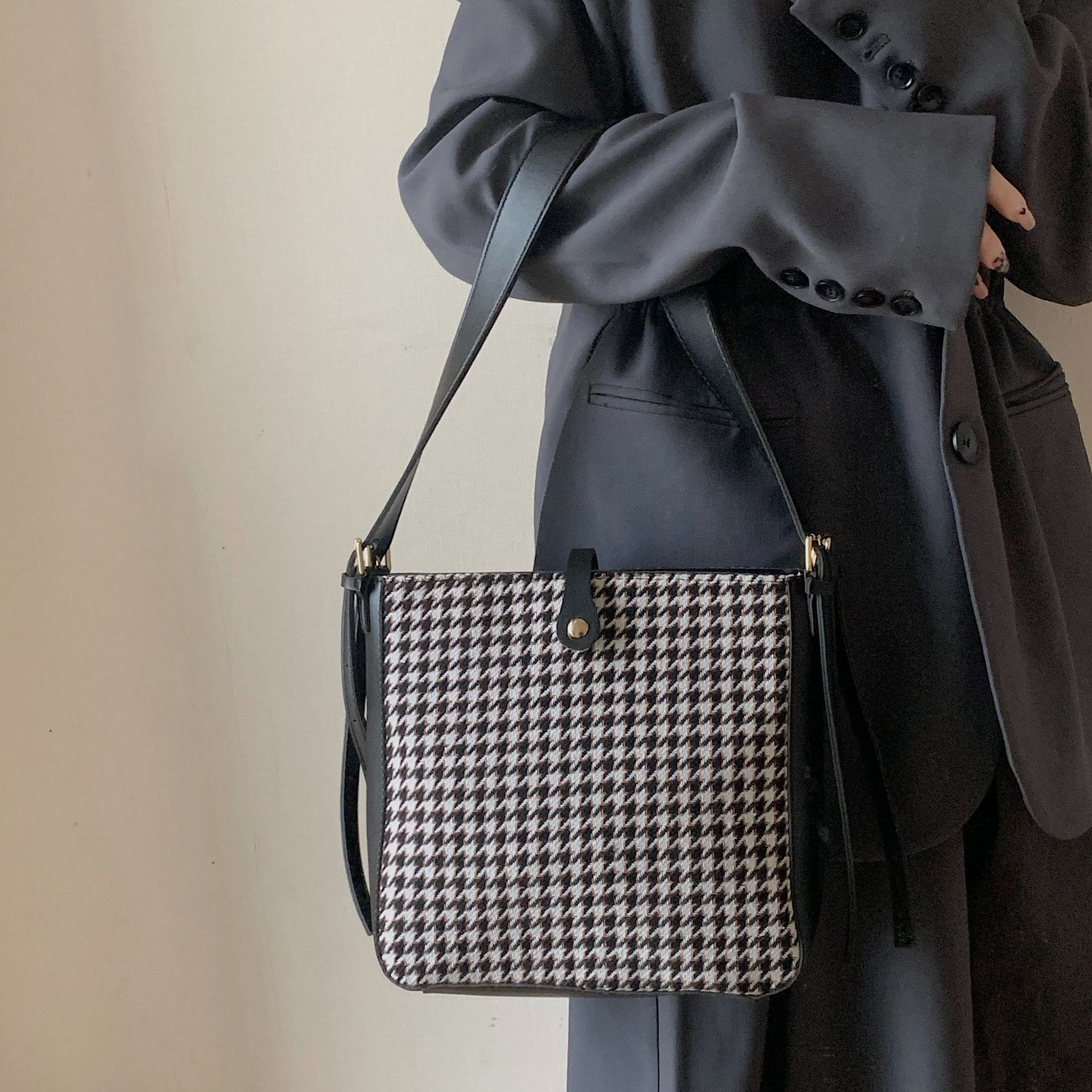 千鳥格斜跨復古單肩水桶包 511