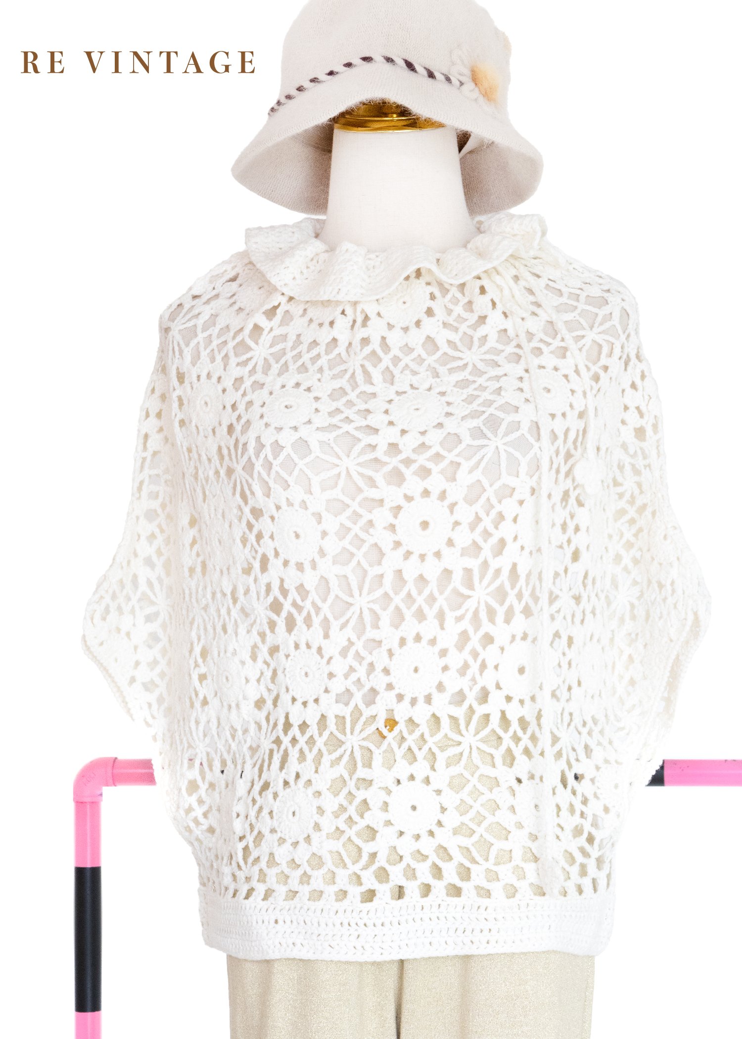 Pure white 針織小花荷葉領罩衫