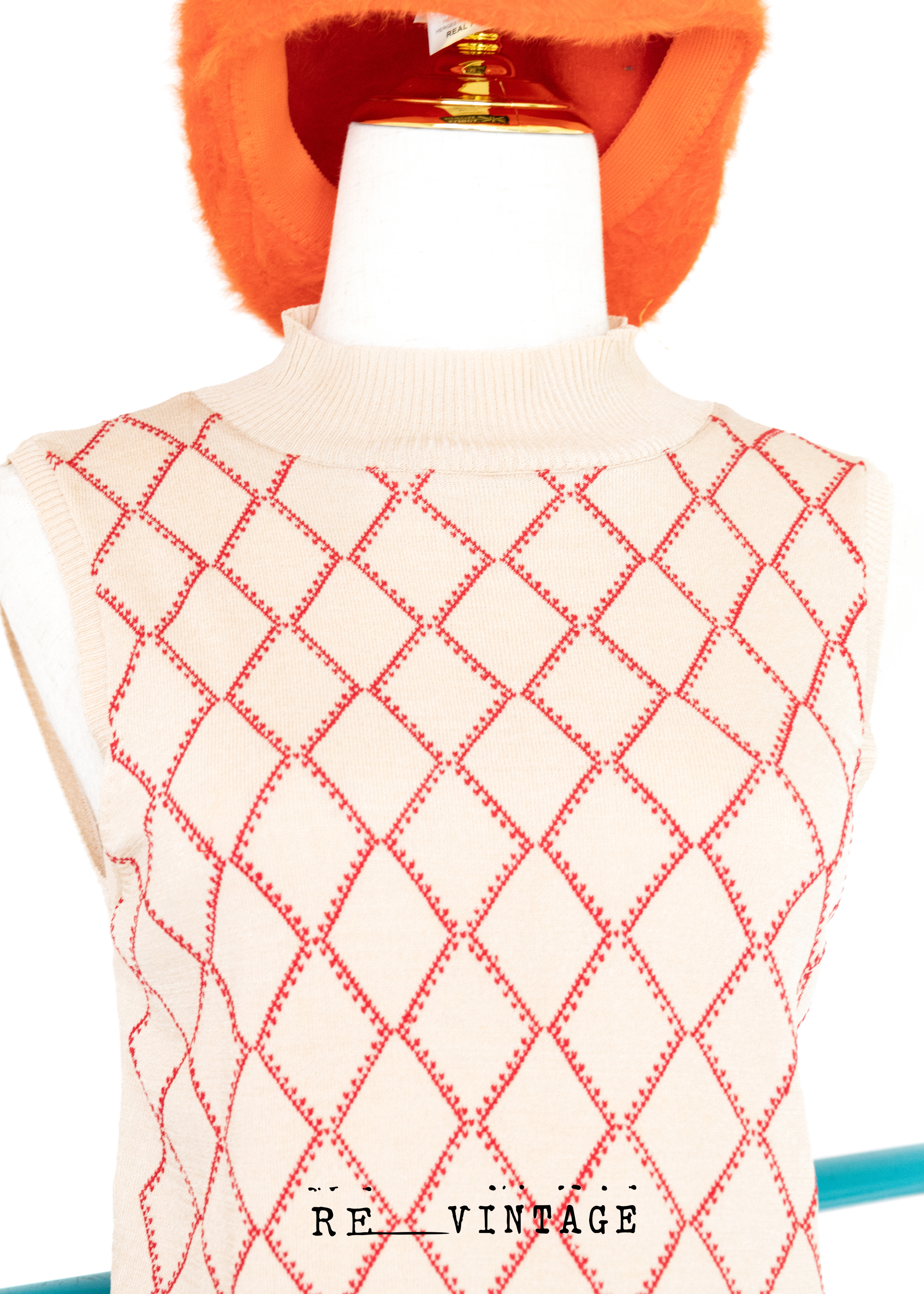 紅紅菱格米白色針織上衣