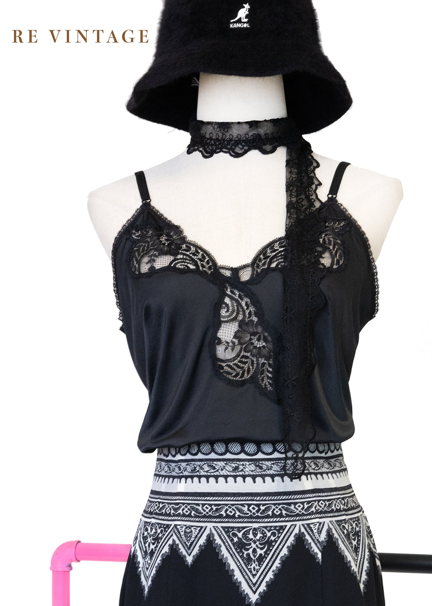 黑系花朵簍空細肩帶小背心