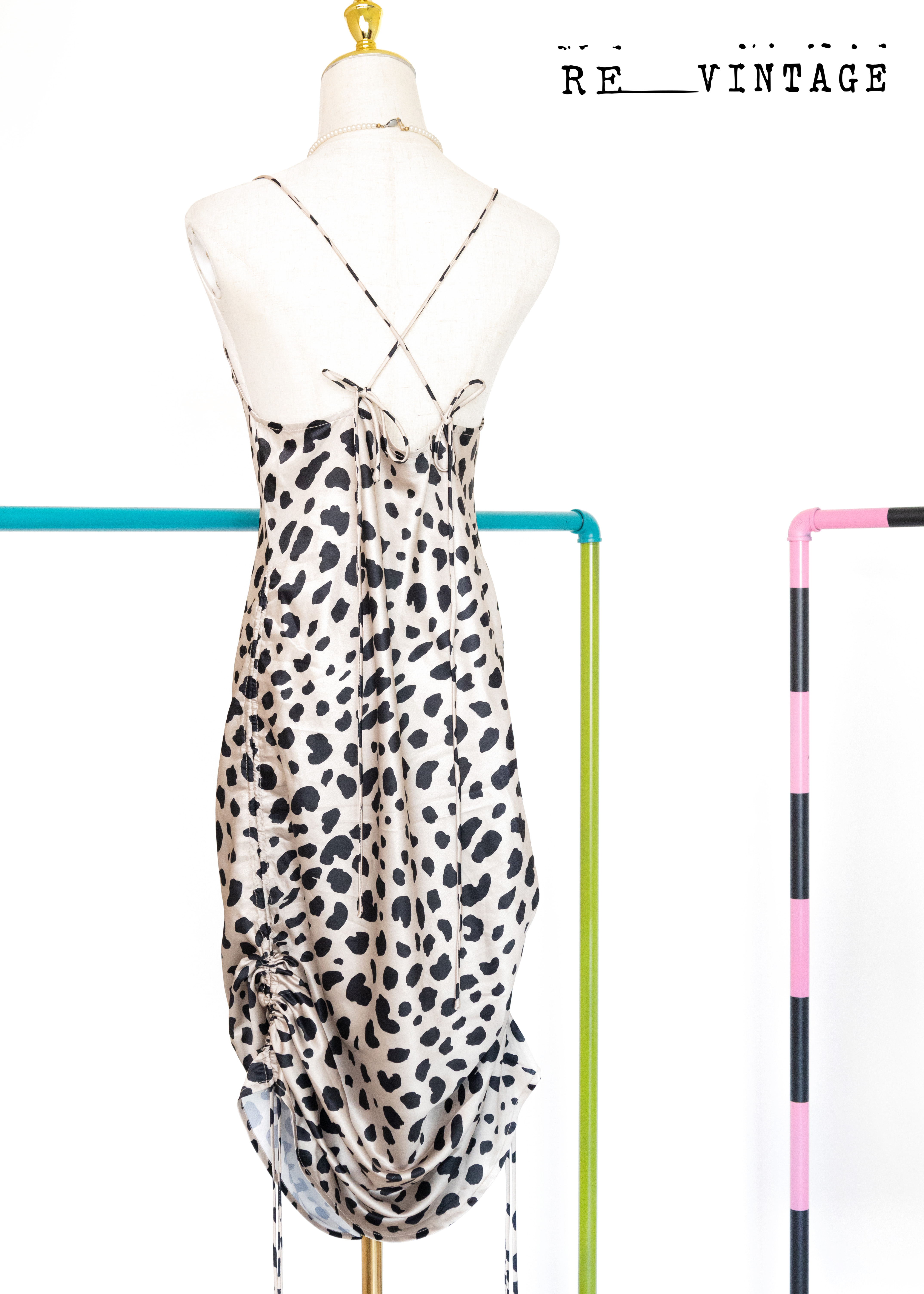 光滑小豹紋露背側邊抽皺洋裝