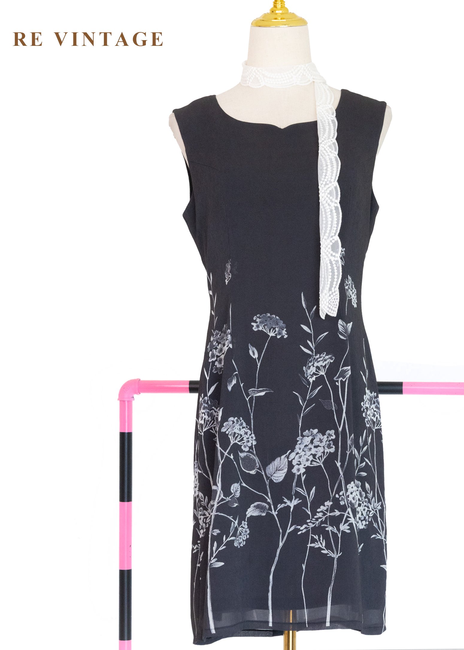 浪漫的白色野花深灰短洋裝