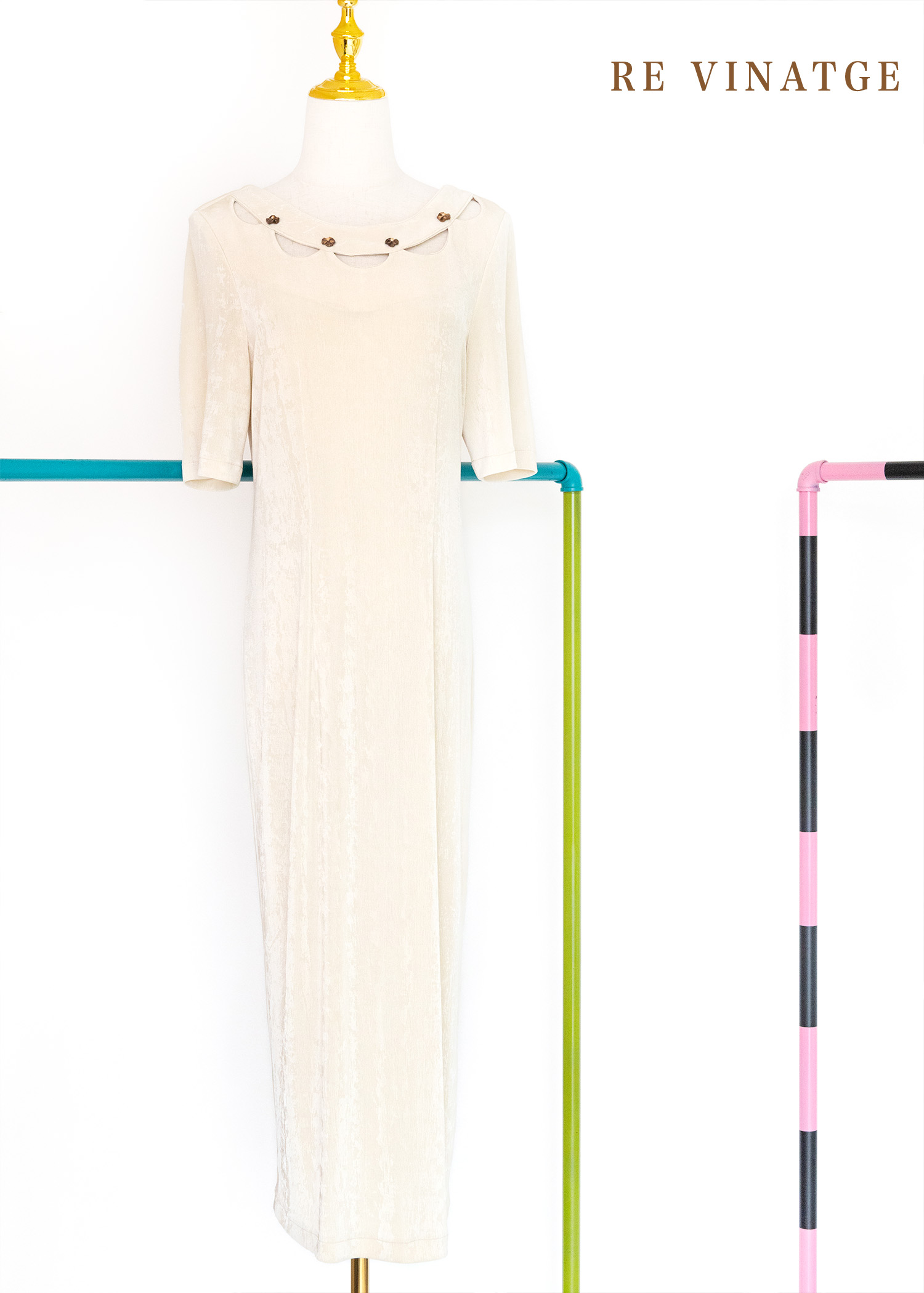 垂墜感超美的米黃色彈性長洋裝