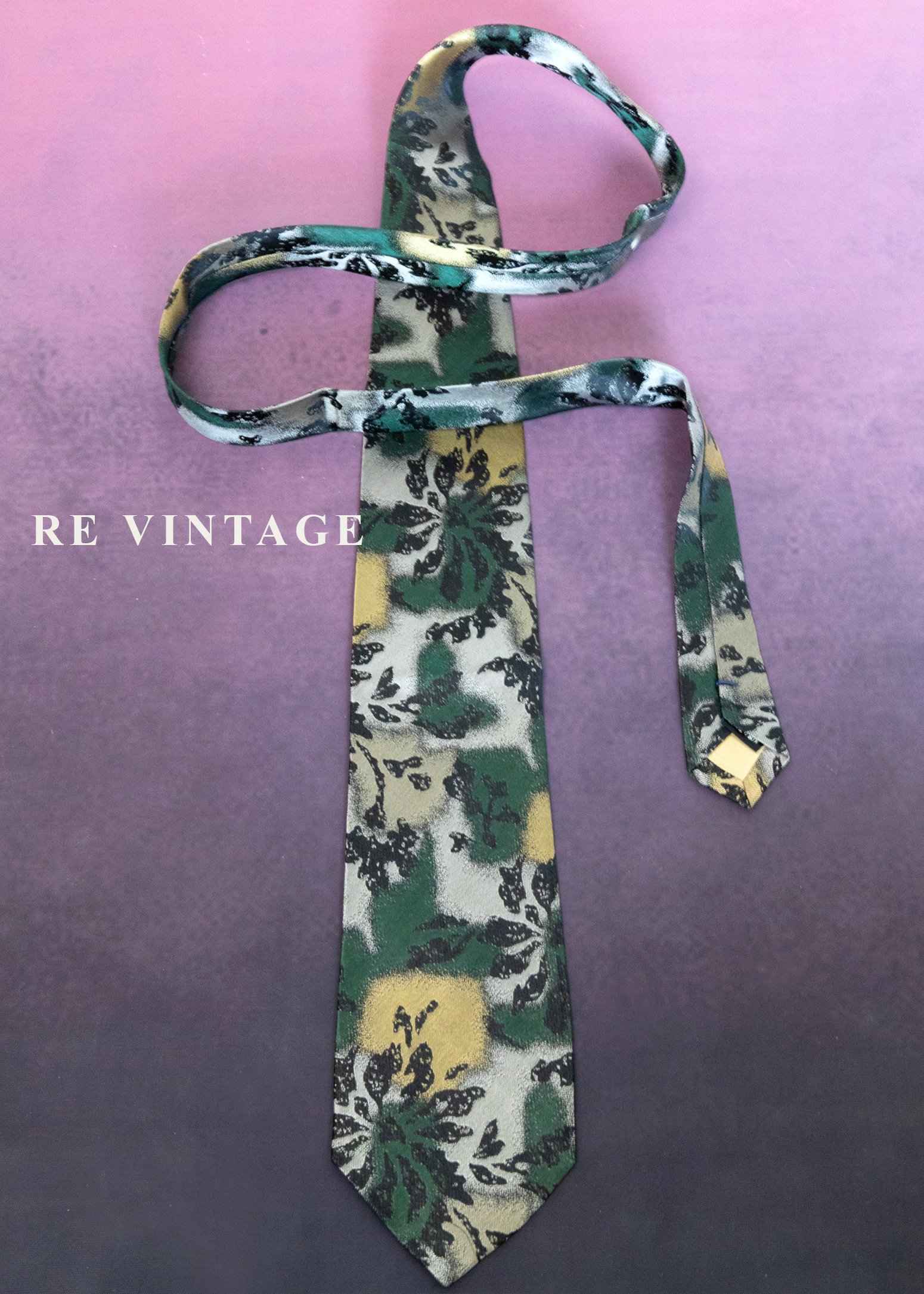 墨綠中的光束領帶