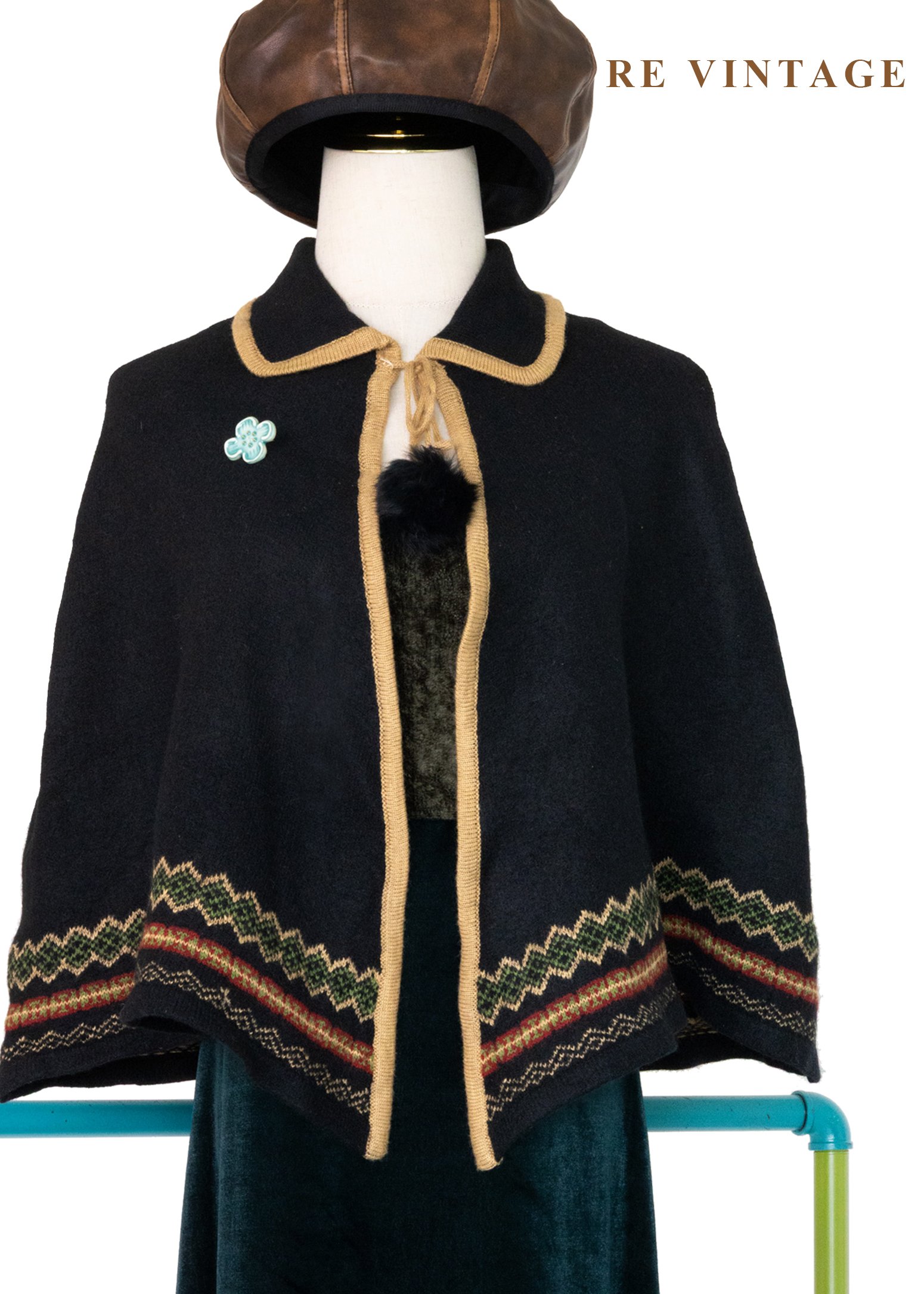 圖騰滾邊霧藍小毛球短版斗篷