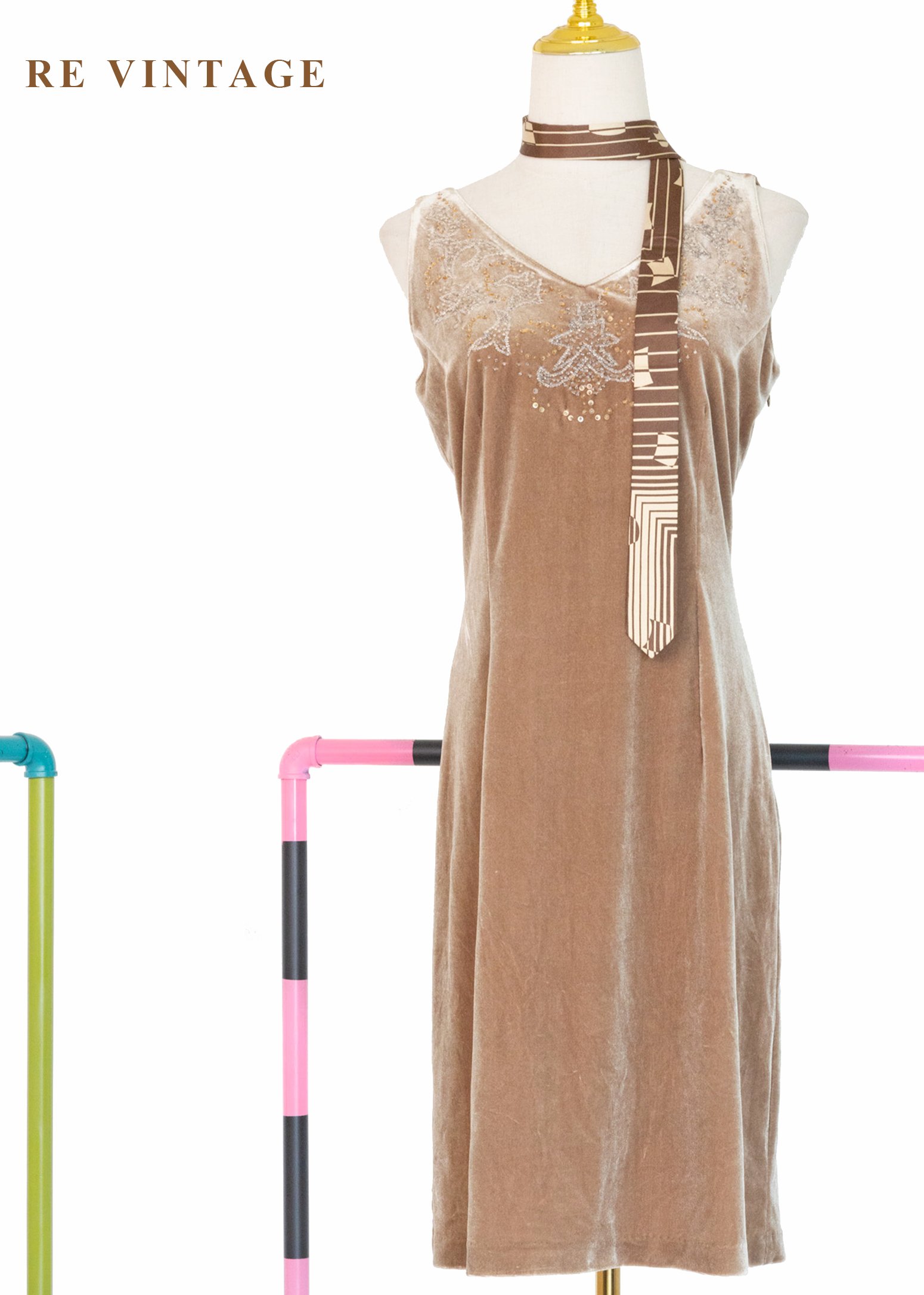 閃爍焦糖絲光珠珠刺繡絨布洋裝