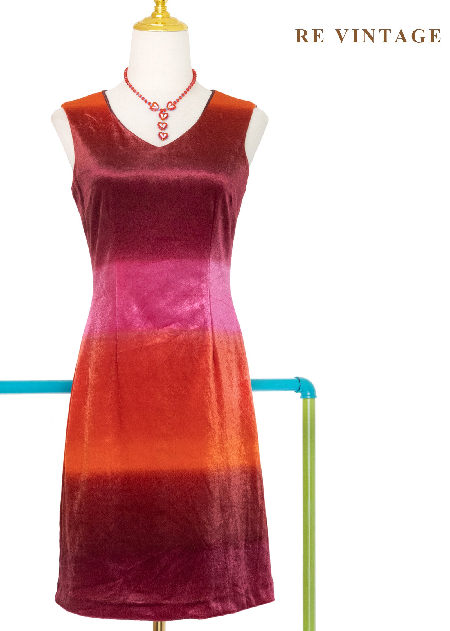 粉紅餘光中的溫柔絨布洋裝