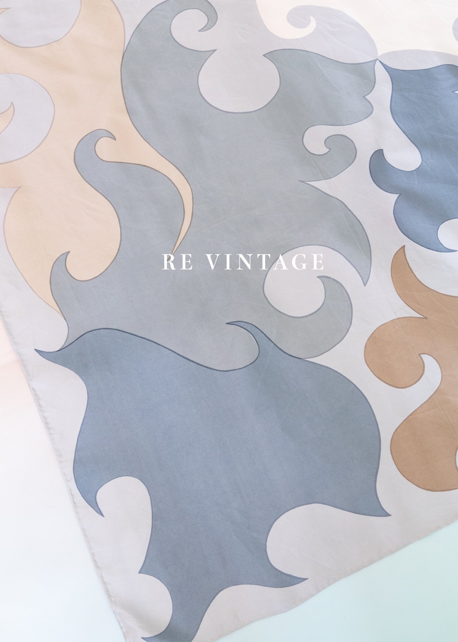 藍色風火硬挺絲巾