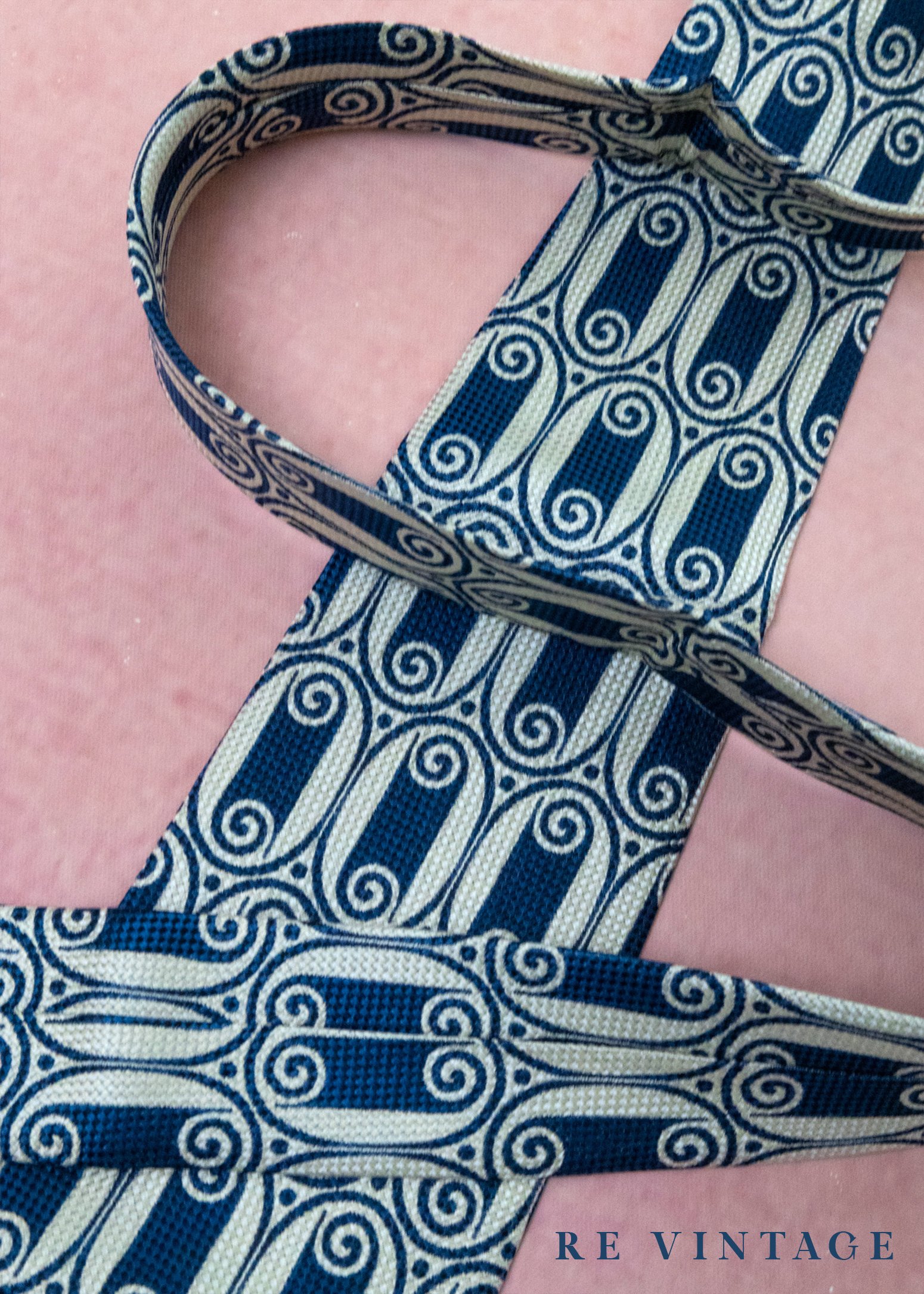 深藍螺旋式的記憶迴圈領帶