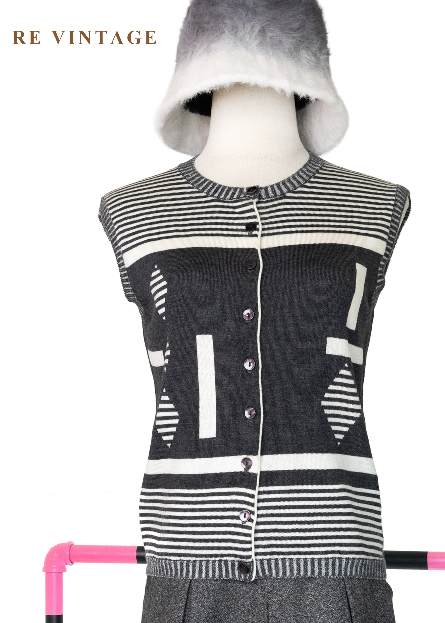 黑白間變奏曲幾合針織背心