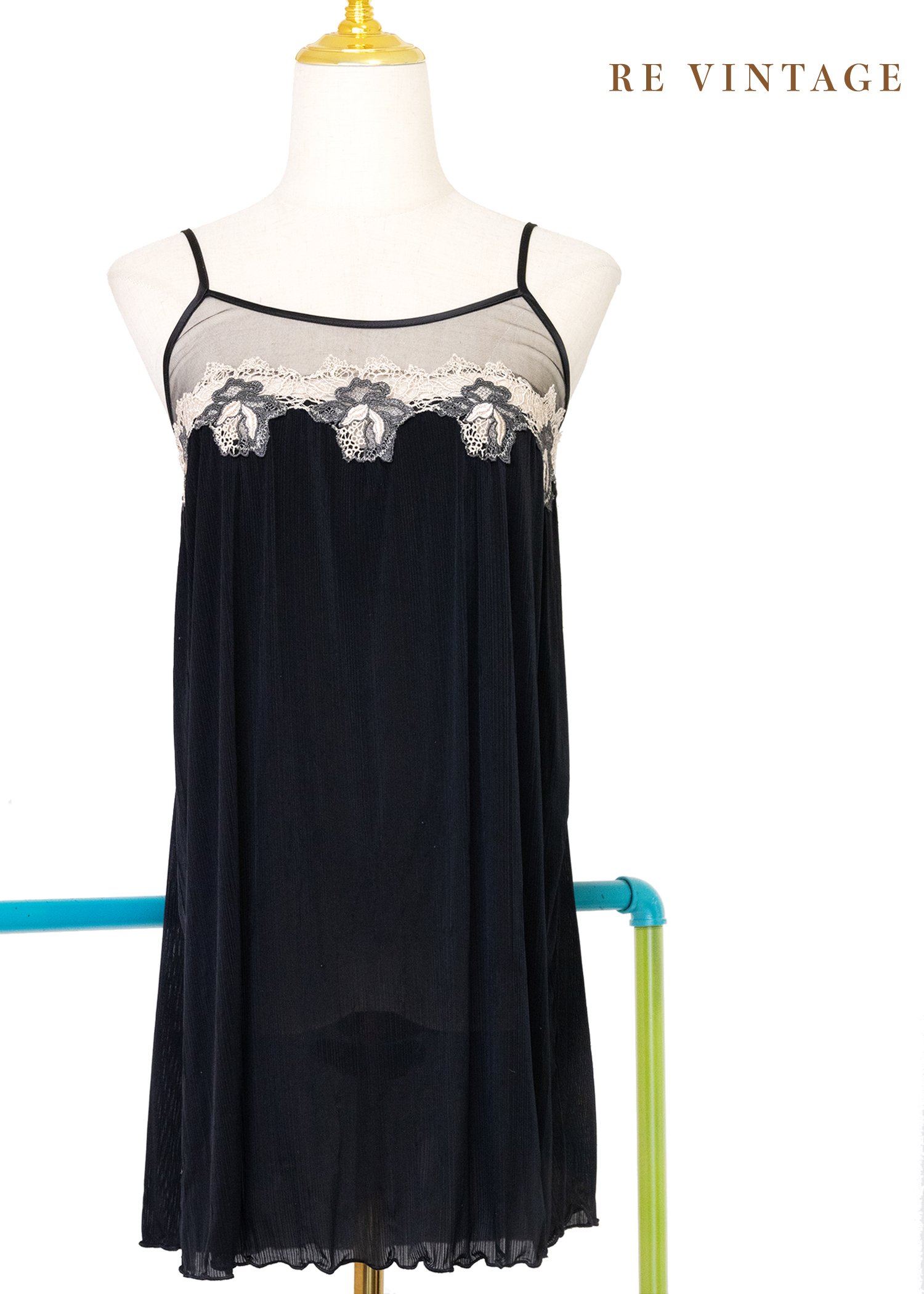 奶白花邊夢幻黑系細肩帶內搭洋裝