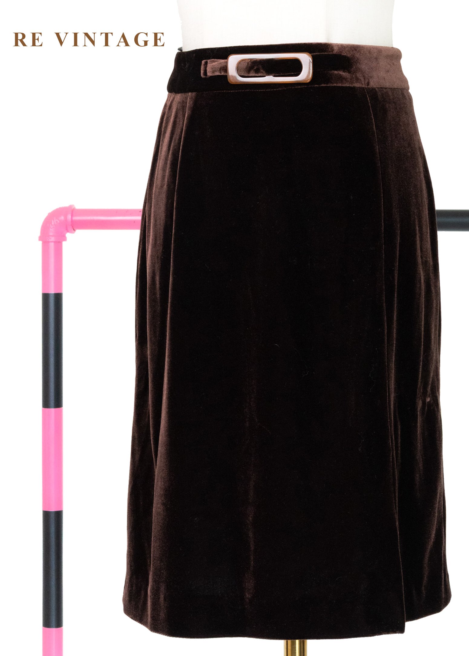 必備單品 - 琥珀方釦深巧克力色絨布短裙（24"）