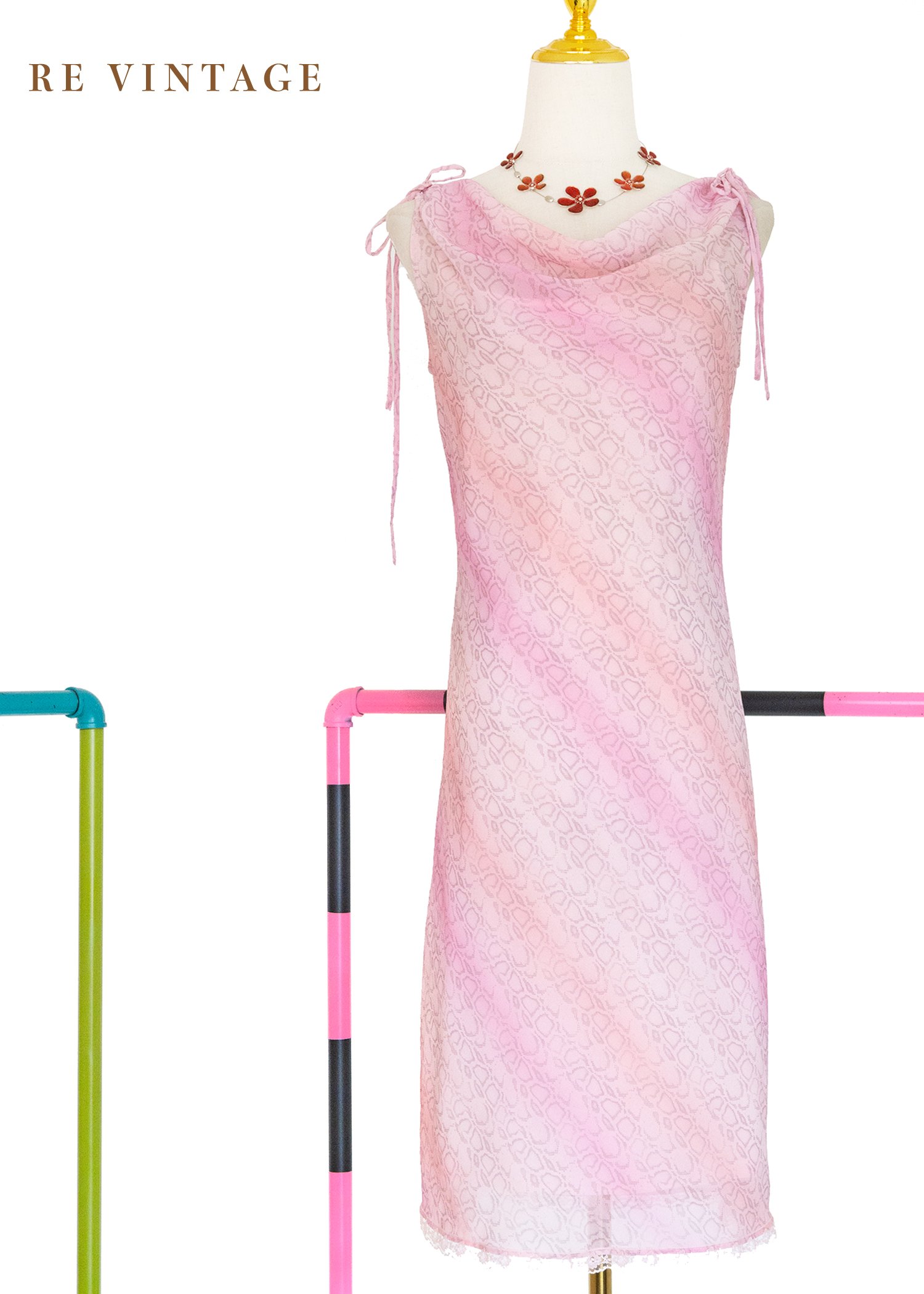 粉紅蛇紋綻放柔和垂墜領洋裝