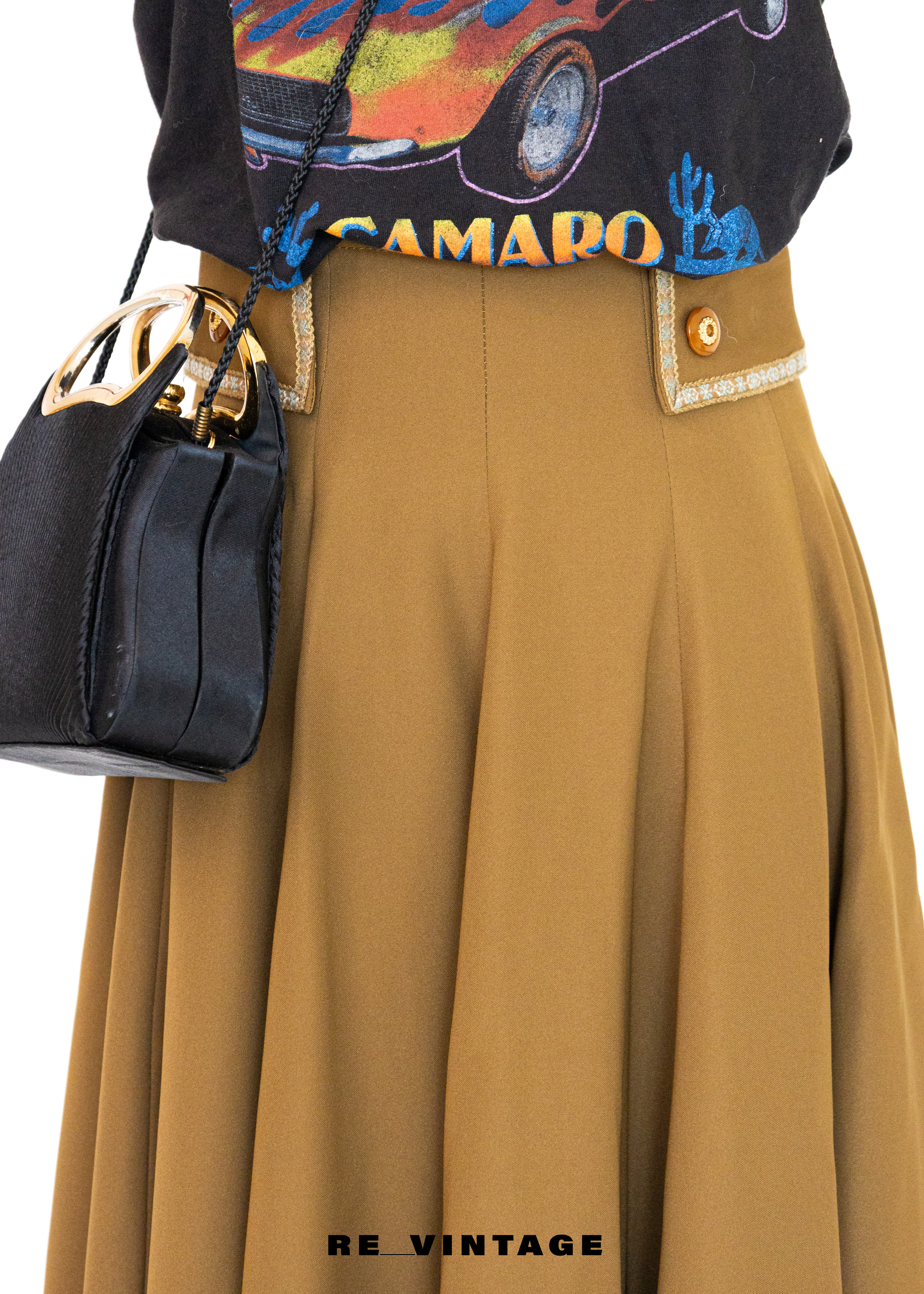 牛奶糖色刺繡小花及膝裙