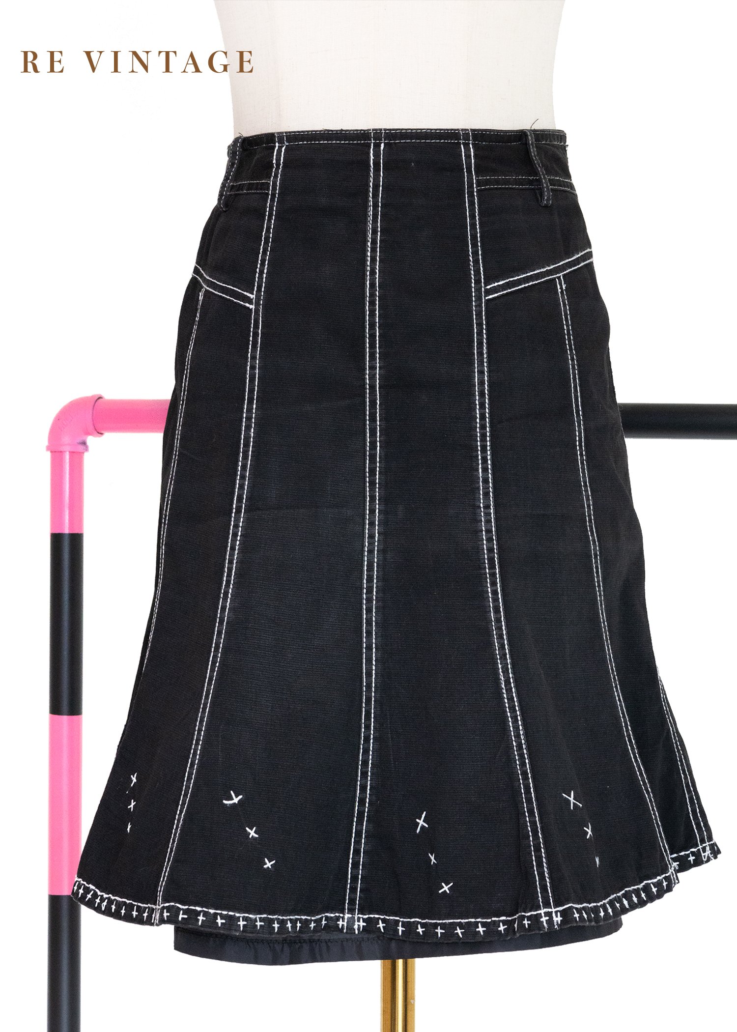 Stitch Patch 手繪趣味縫線黑色短裙（26"）