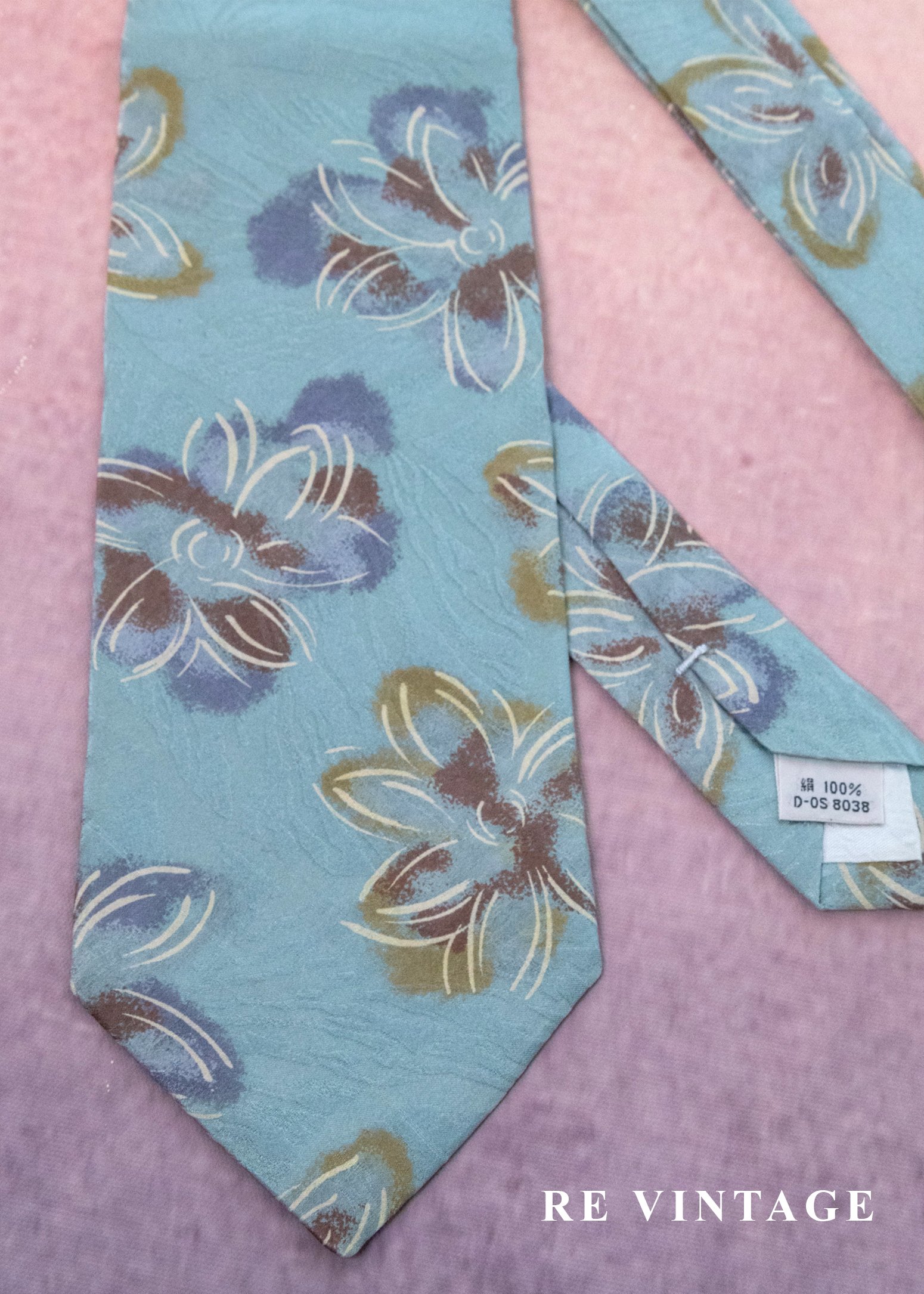 天藍色的花卉邂逅領帶