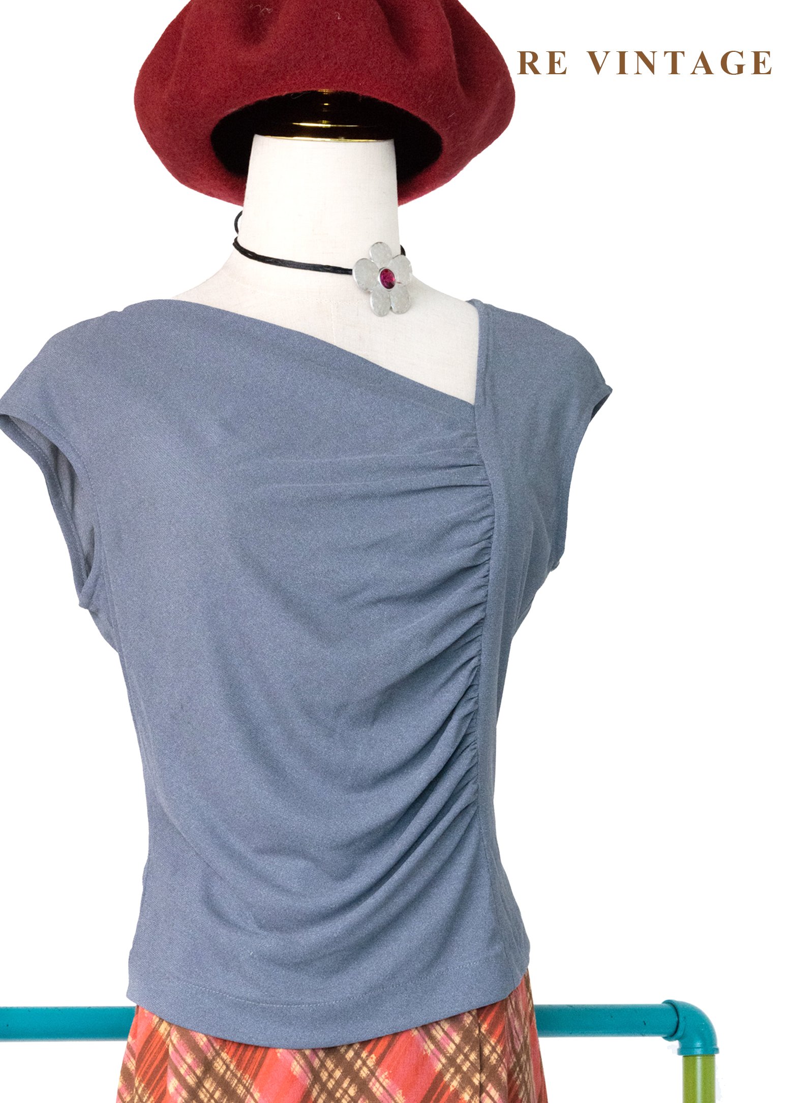 質感單品 - 霧灰裡的斜向抓皺上衣