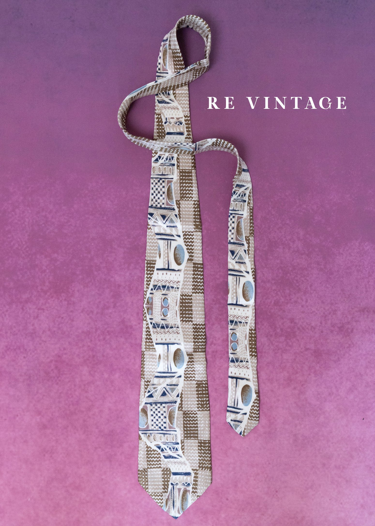 藍釉淘氣雕刻領帶