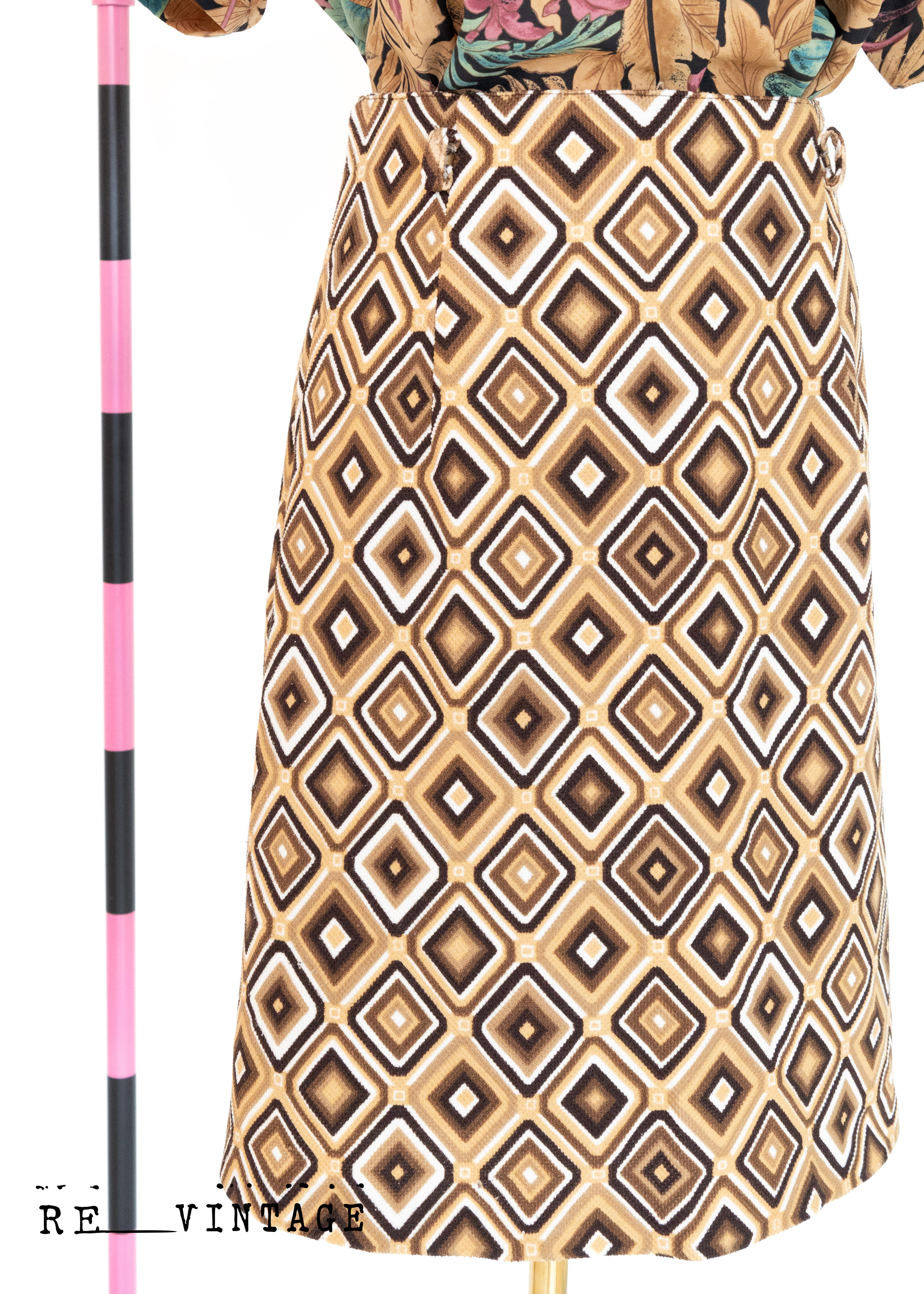 復古的咖啡糖小菱格短裙