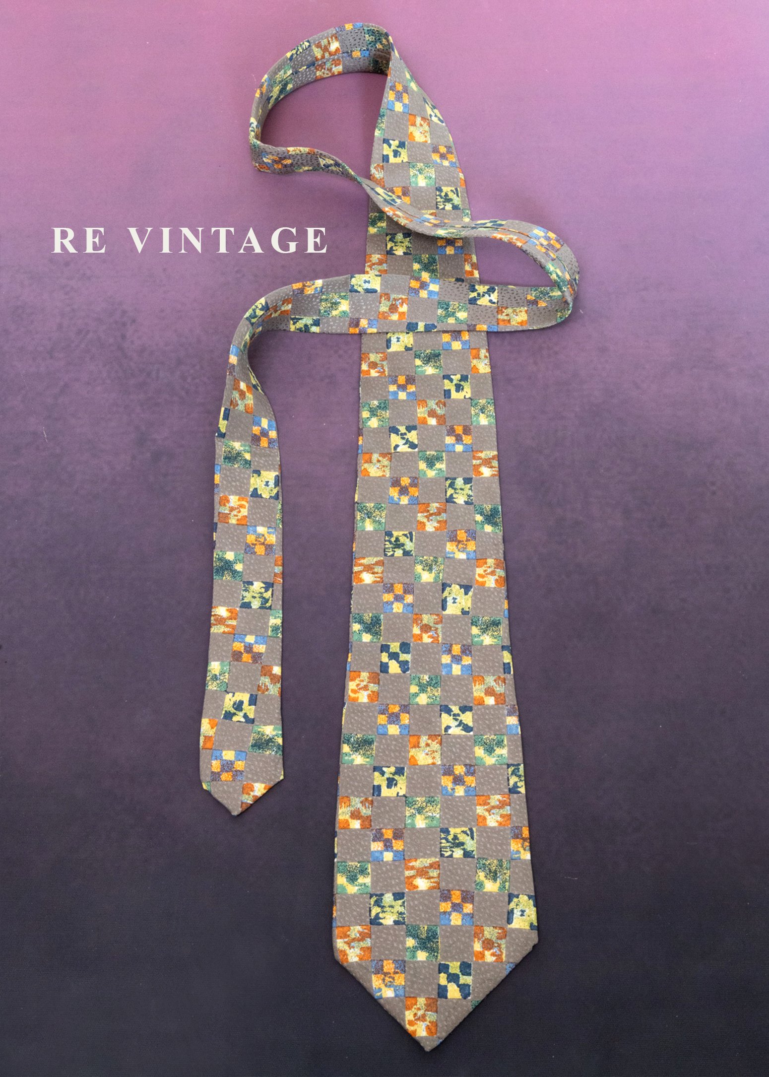 灰色世界裡の彩色方塊領帶