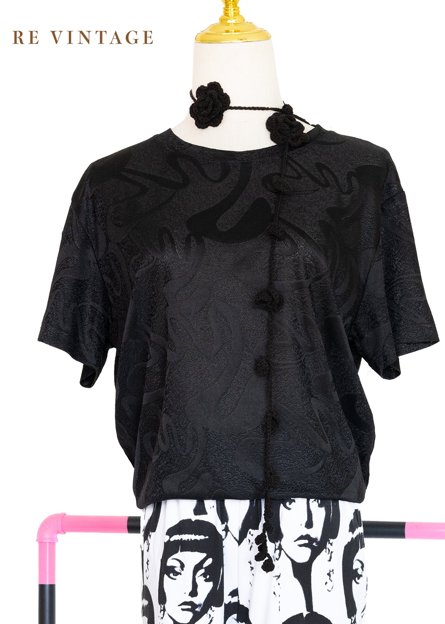 必備單品 - 極簡黑色波紋上衣