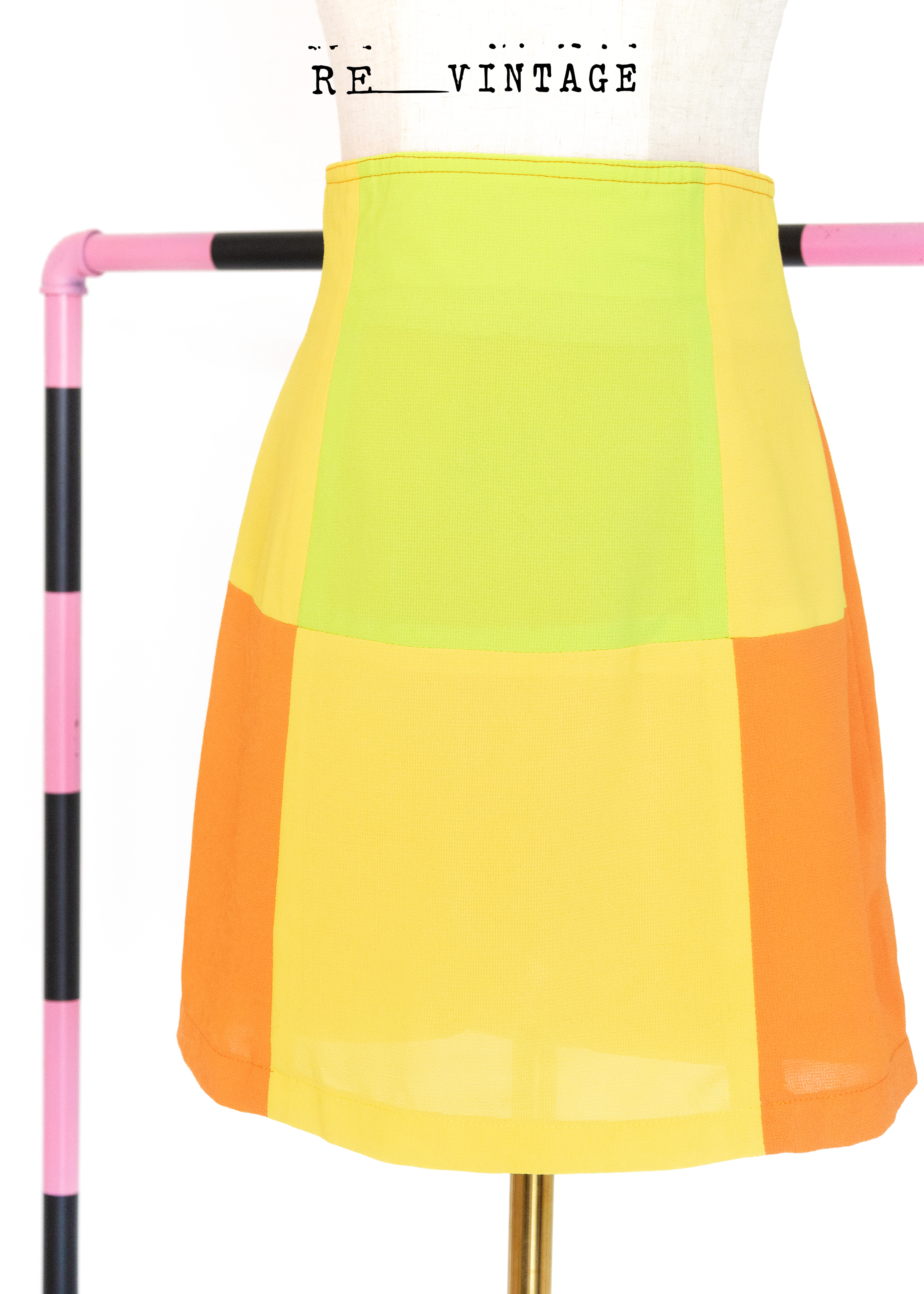 六格ＯＯＸＸ亮橘黃色短裙（26"）