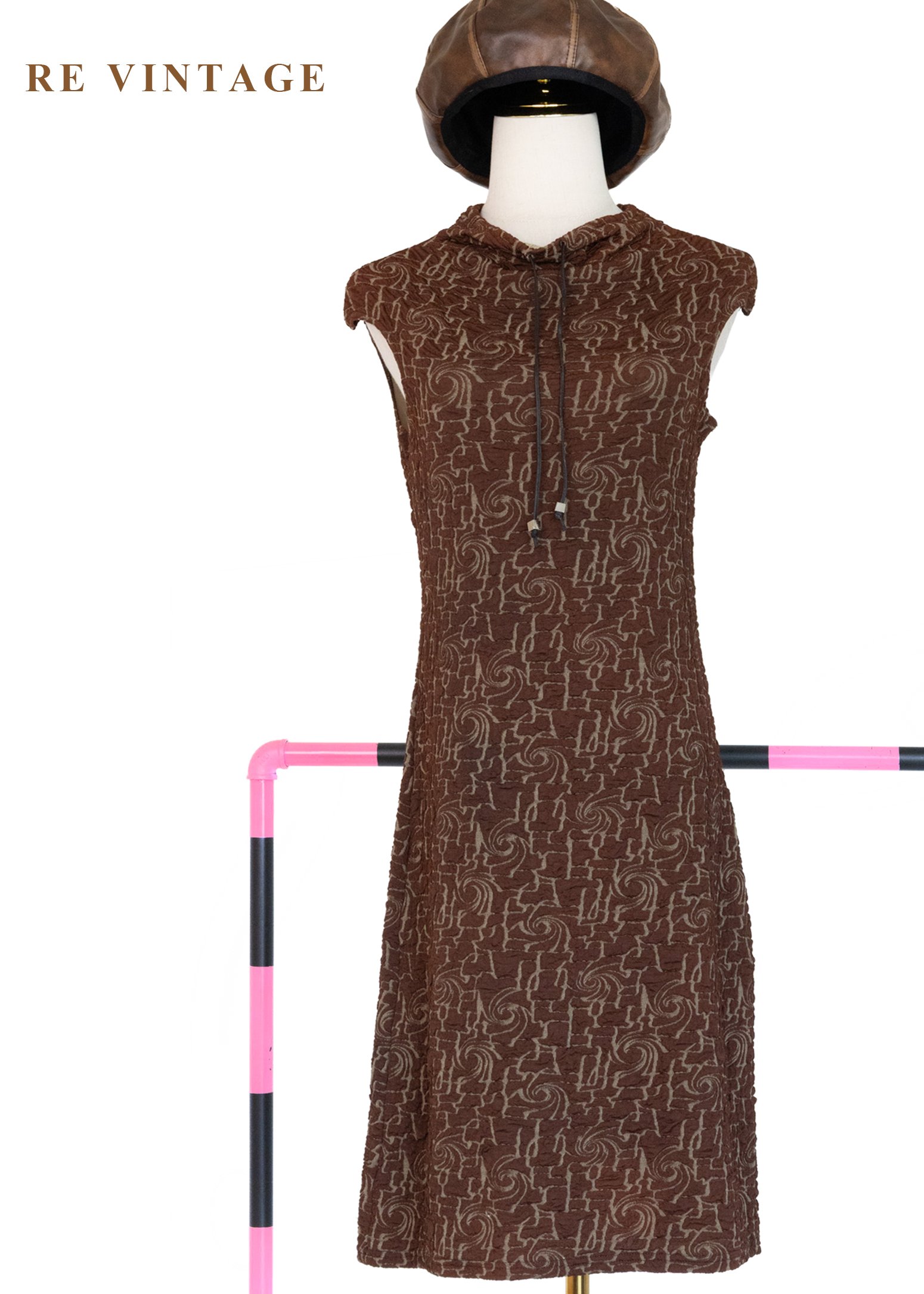 棕紅色漩渦圖騰抽繩領洋裝