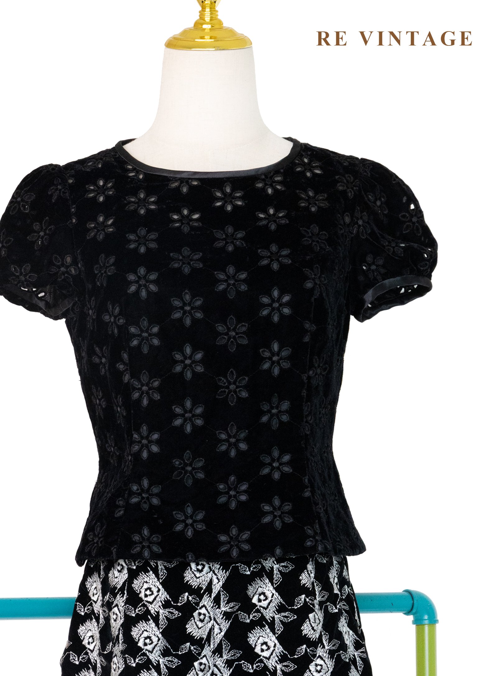 刻畫在夢裡的黑色小花上衣