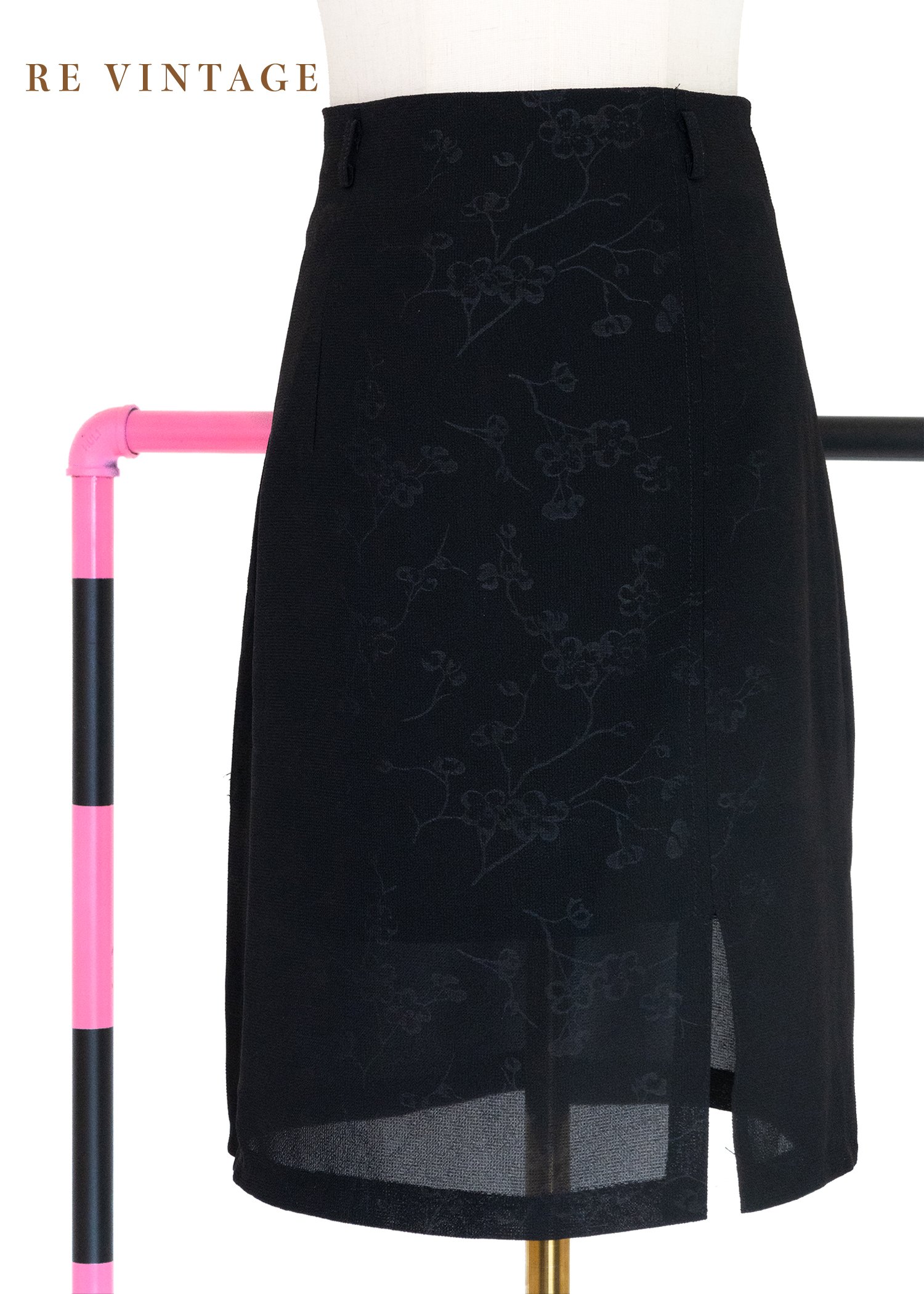 暗光低調壓紋小花黑短裙（26"）