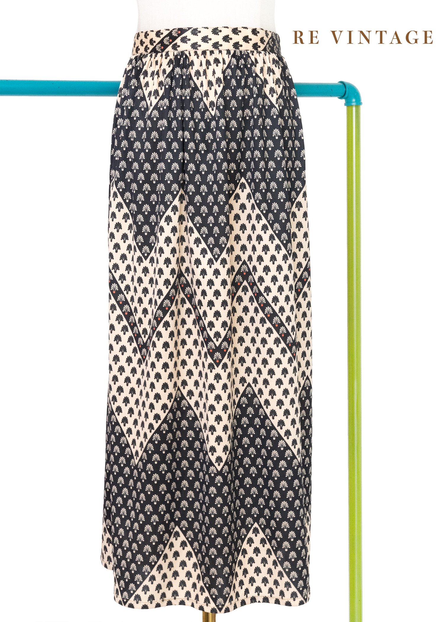 奶油黑雙色小山美裙（27.5"）