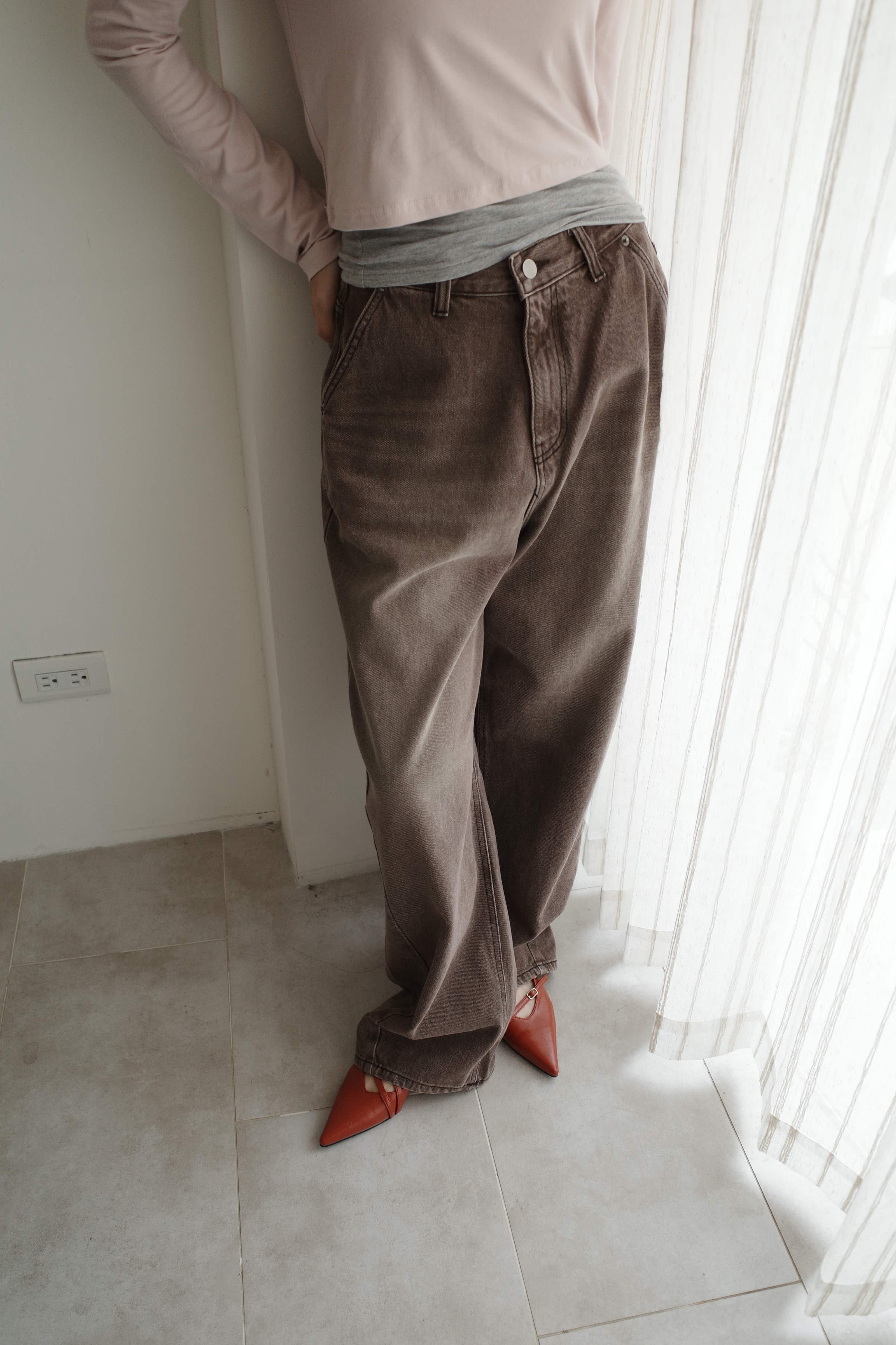 水洗刷色後字母彎刀牛仔褲