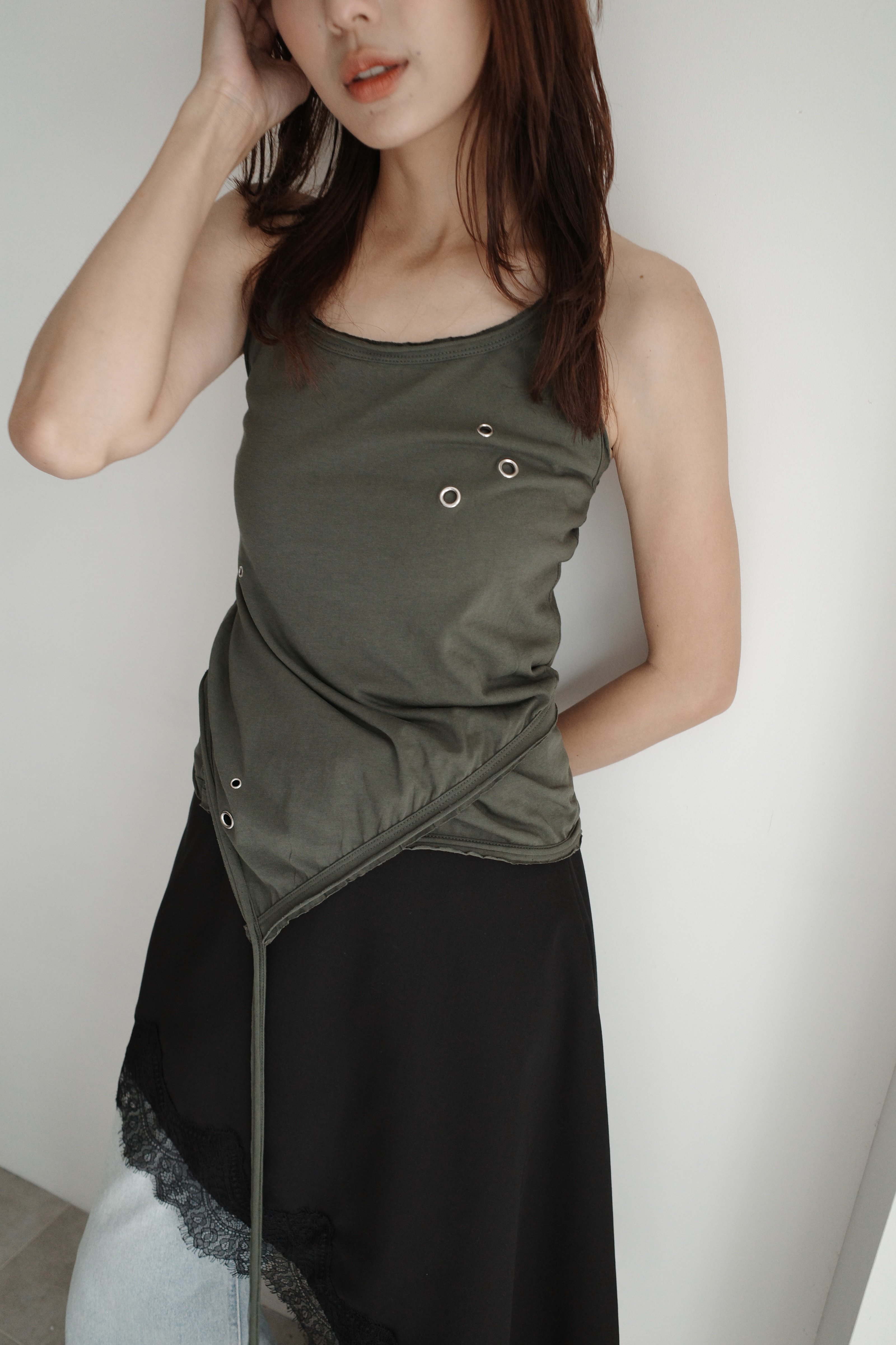 繞脖扣環下垂帶背心