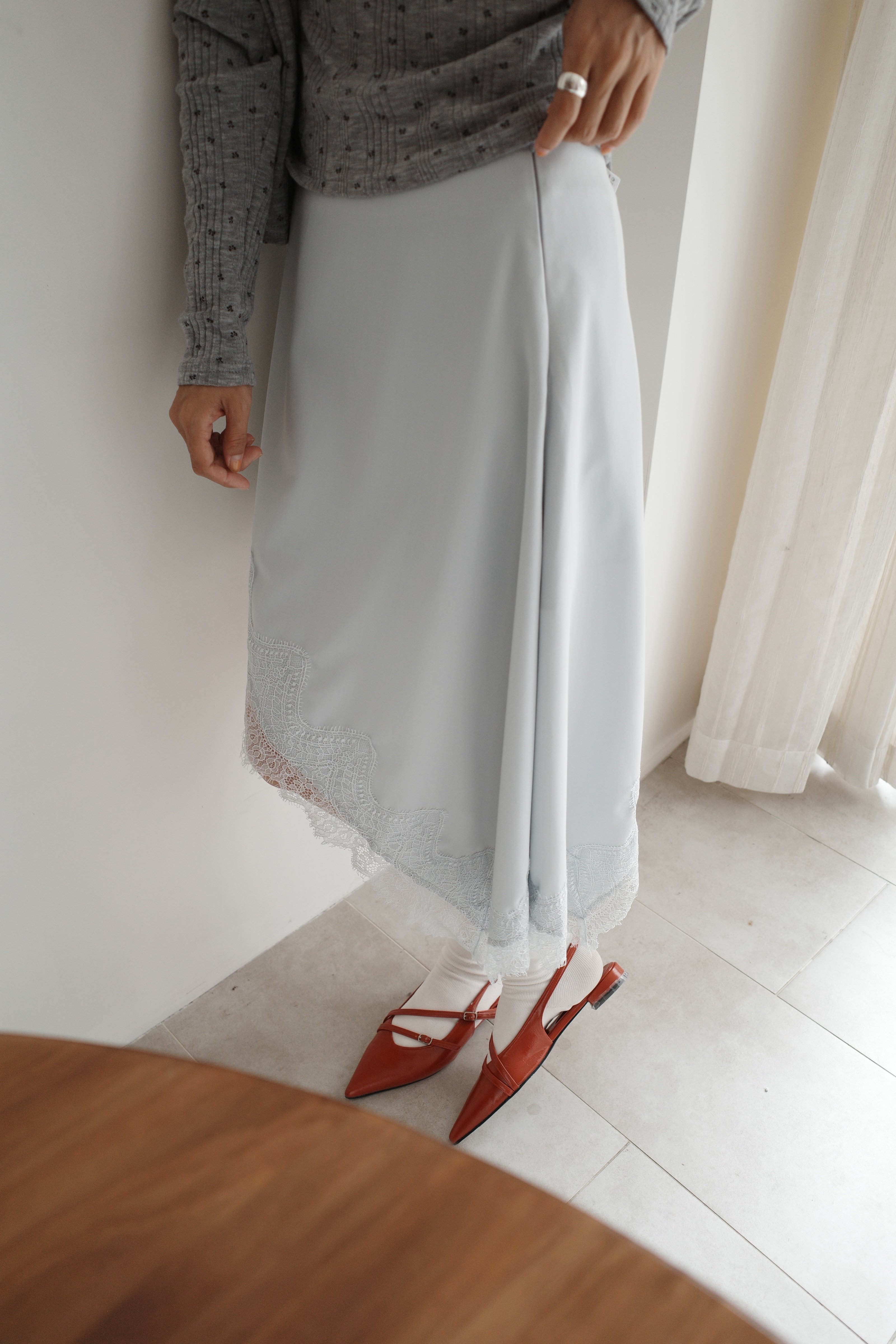 蕾絲滾邊斜切光澤半裙