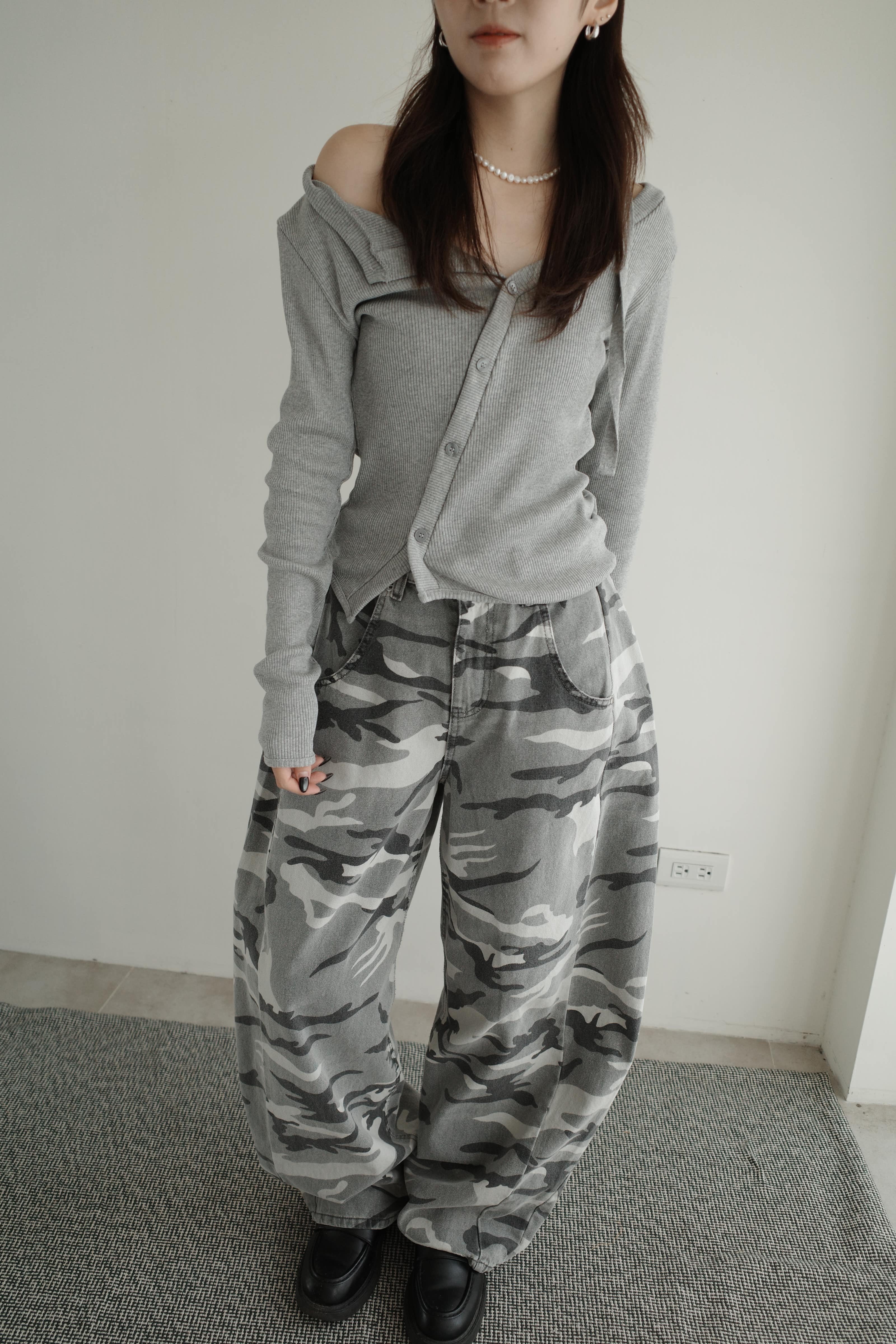 女團風！迷彩個性彎刀褲