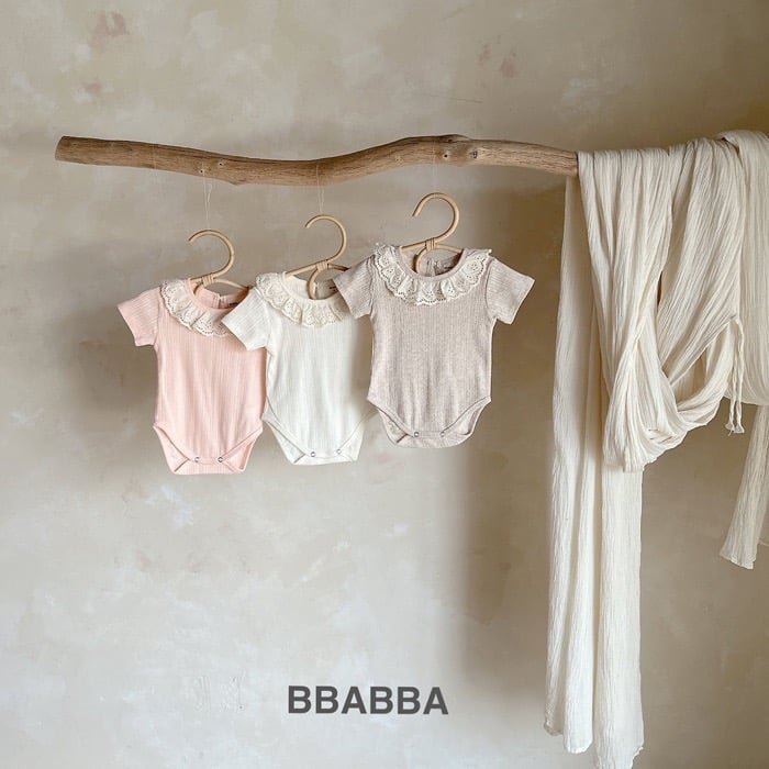 蕾絲領小刺繡壓紋包屁衣