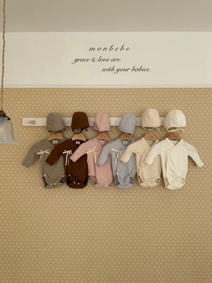 小刺繡側綁帶新生兒服/鈕扣帽