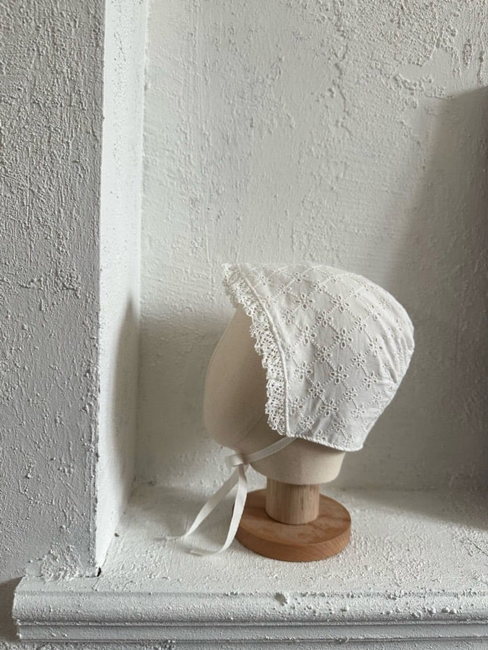 蕾絲滾邊壓紋綁帶帽